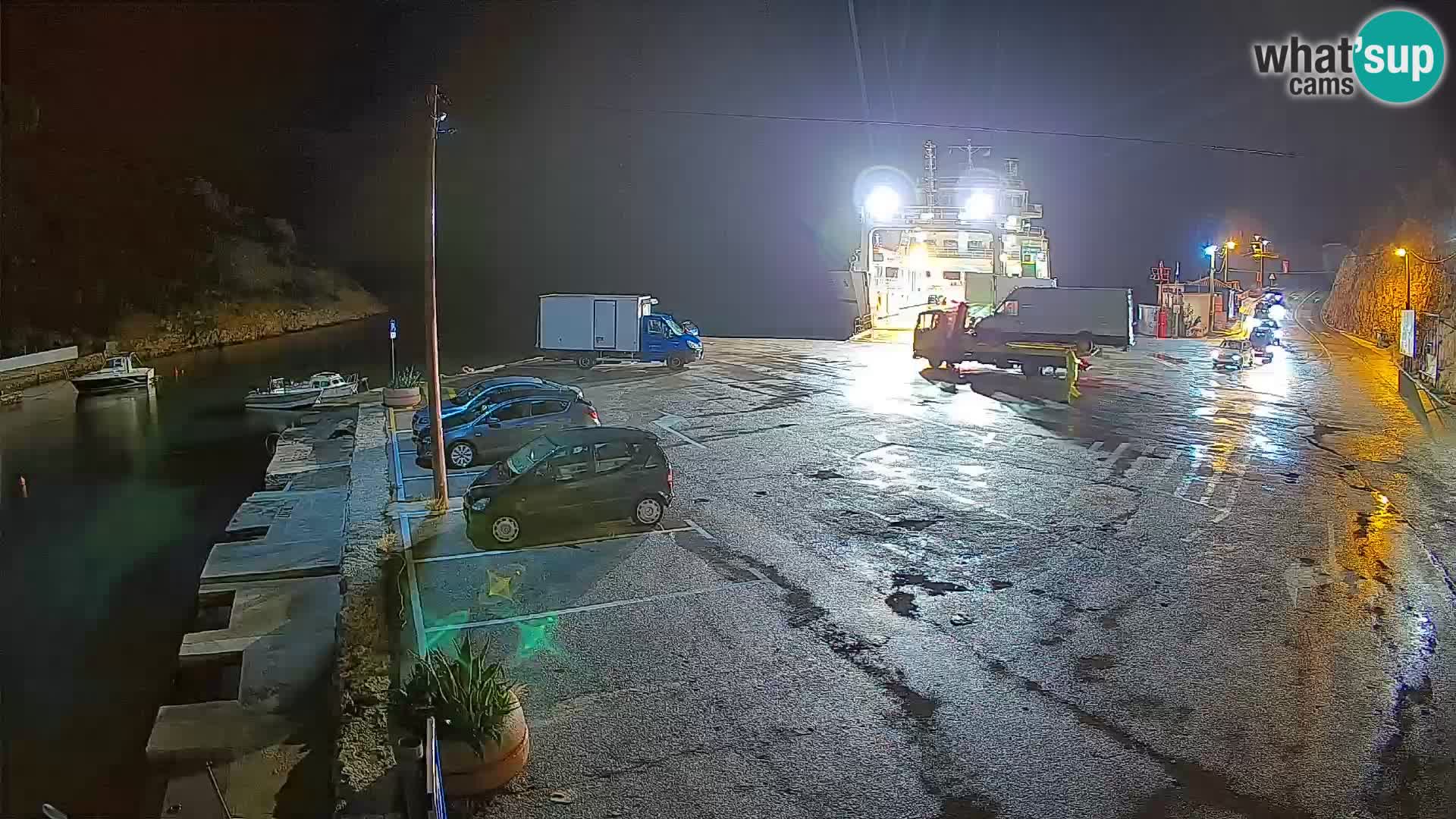 Spletna kamera trajektno pristanišče Prizna – proti otoku Pag