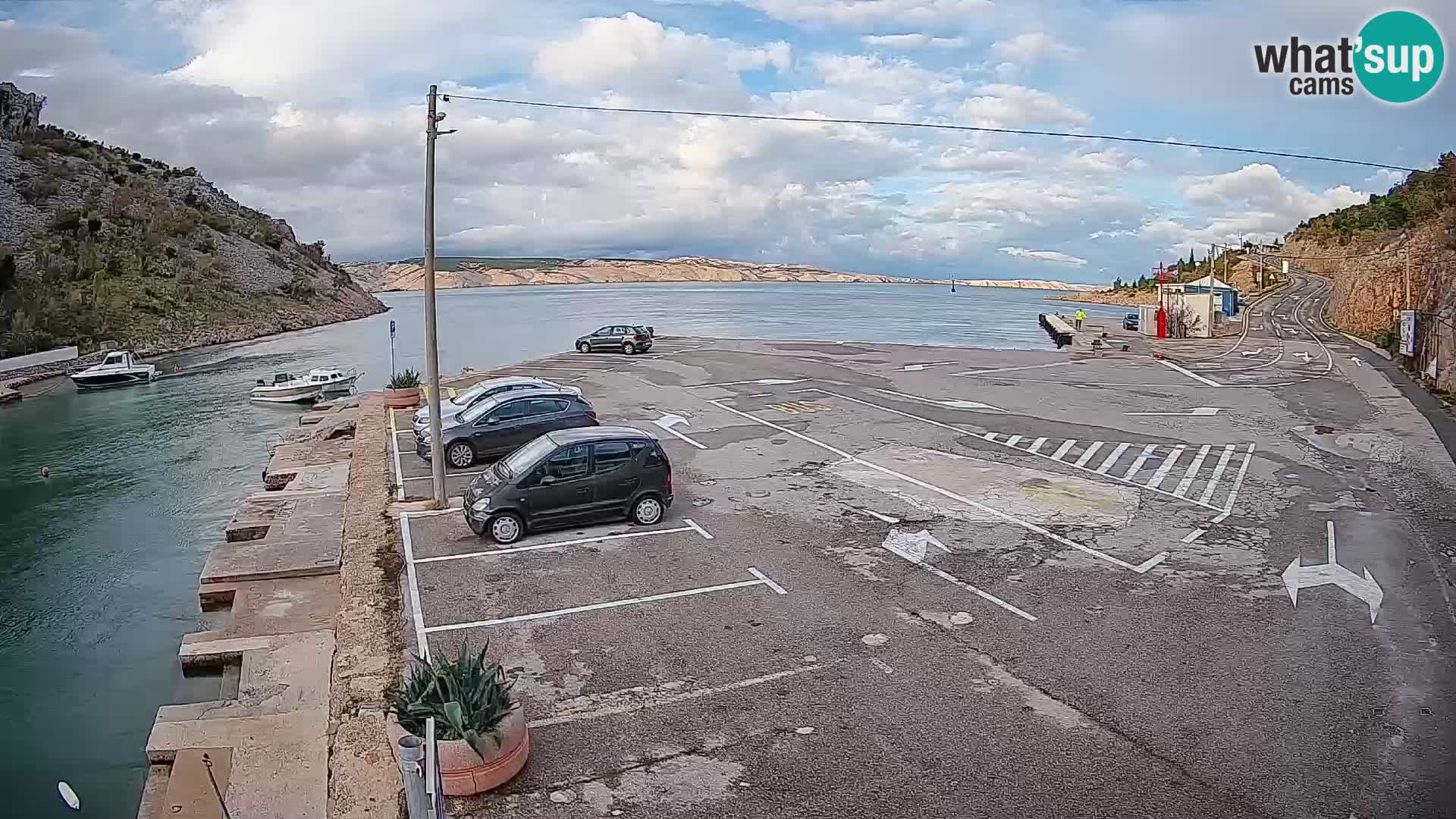 Spletna kamera trajektno pristanišče Prizna – proti otoku Pag