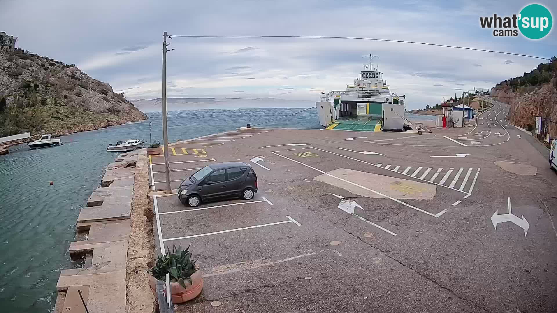 Spletna kamera trajektno pristanišče Prizna – proti otoku Pag