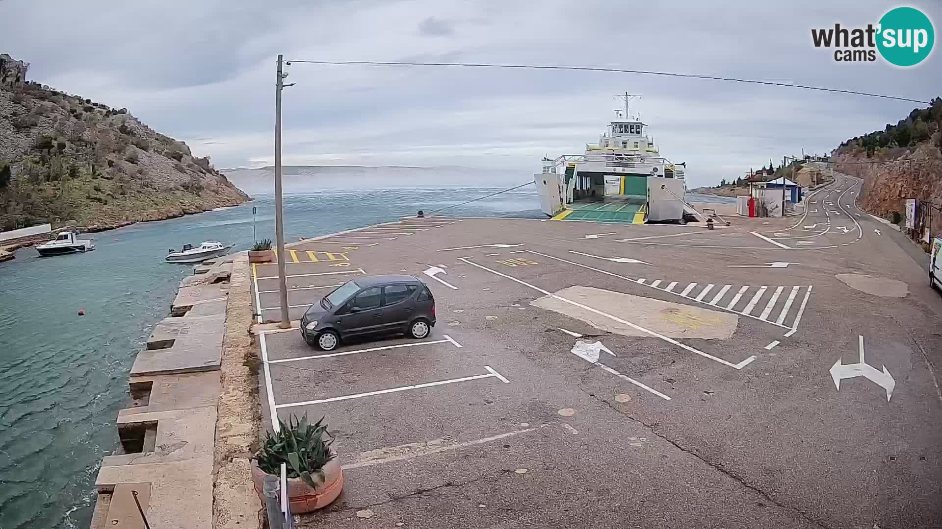 Spletna kamera trajektno pristanišče Prizna – proti otoku Pag