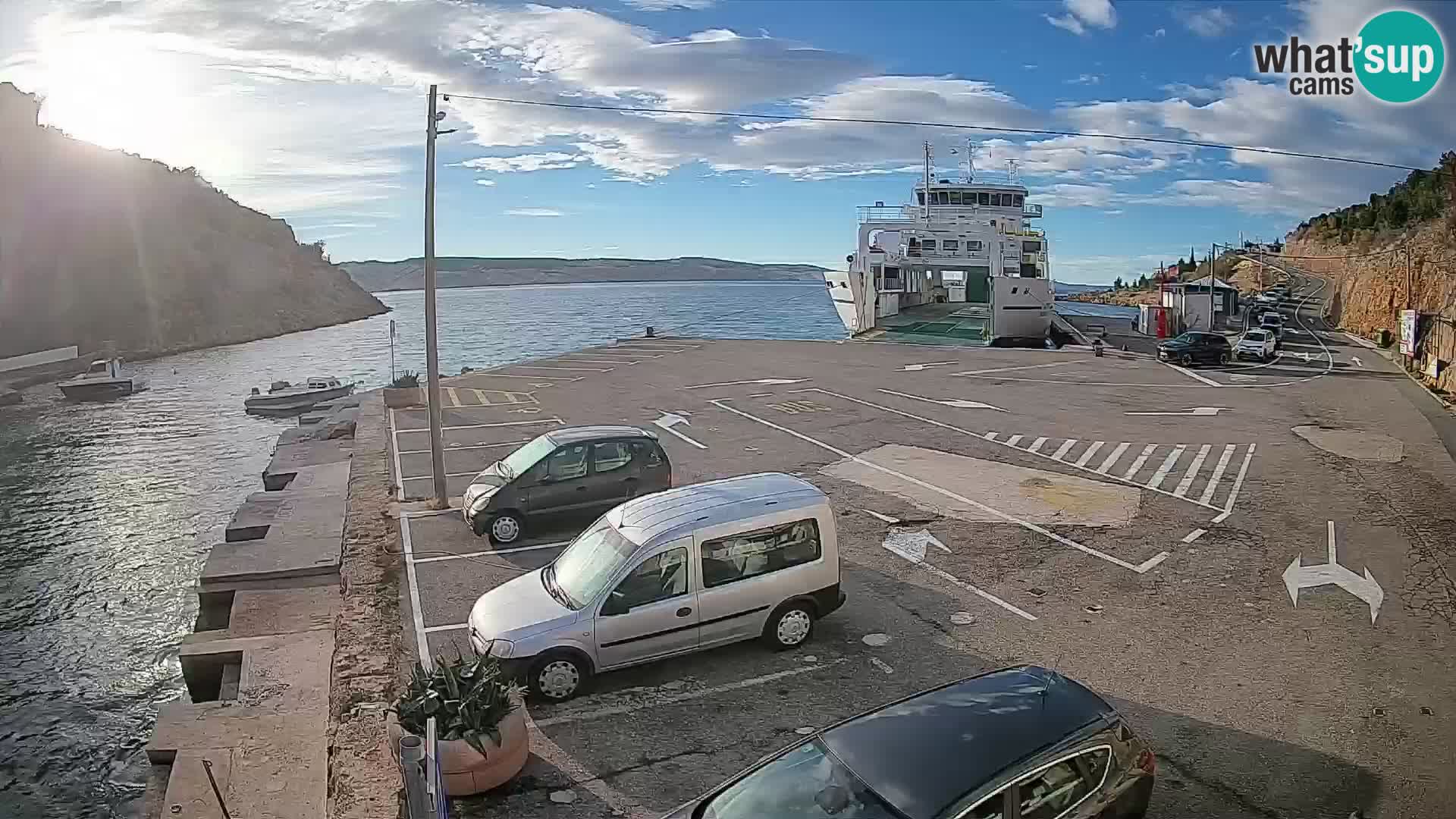 Spletna kamera trajektno pristanišče Prizna – proti otoku Pag