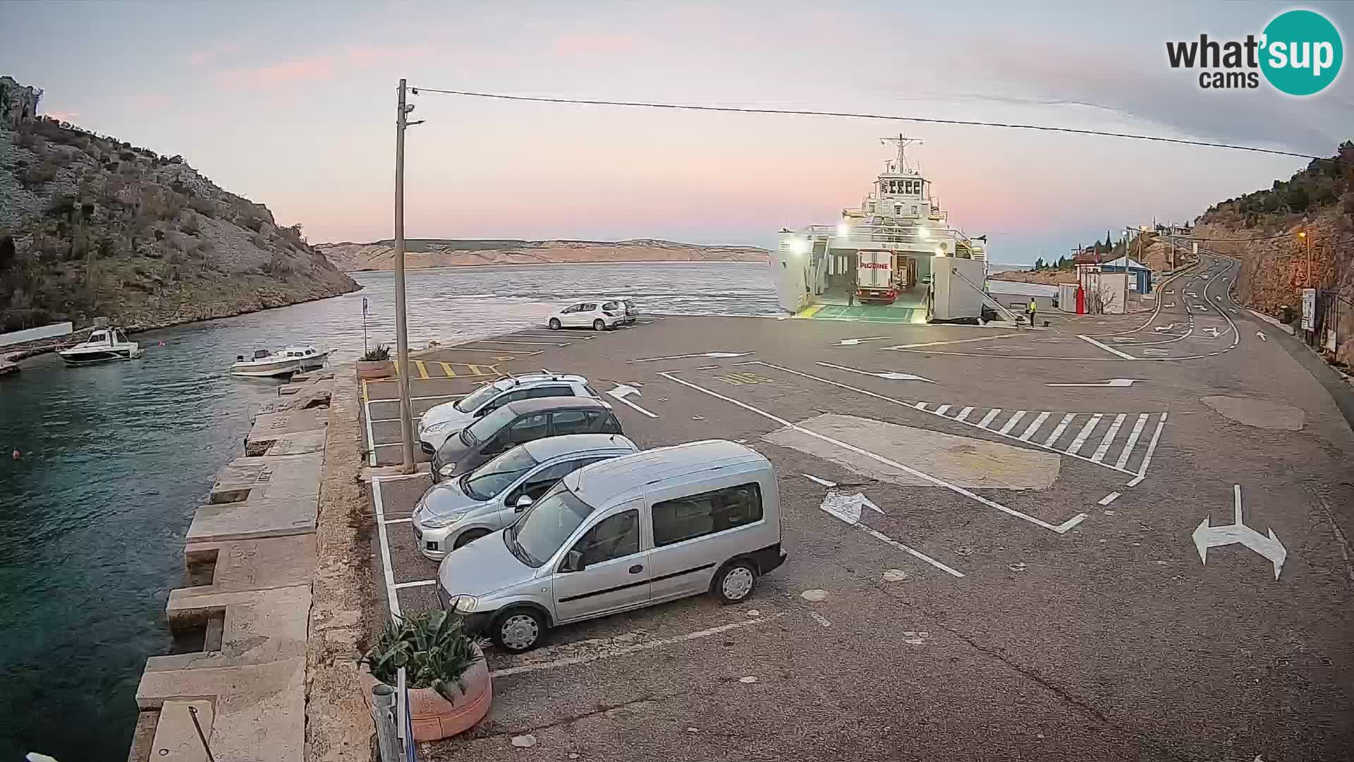 Spletna kamera trajektno pristanišče Prizna – proti otoku Pag