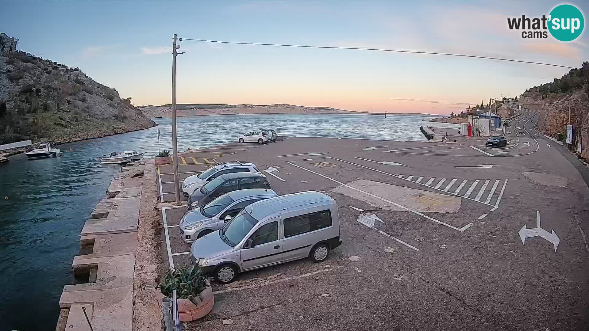 Webcam del puerto de ferris de Prizna – hacia la isla de Pag