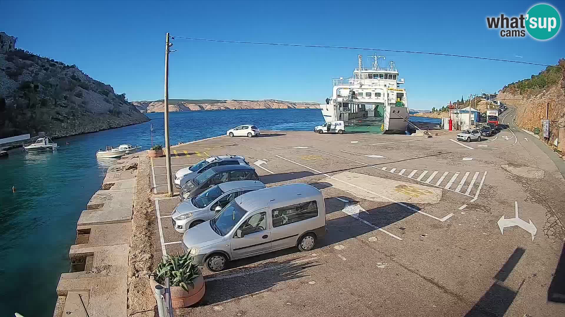 Spletna kamera trajektno pristanišče Prizna – proti otoku Pag