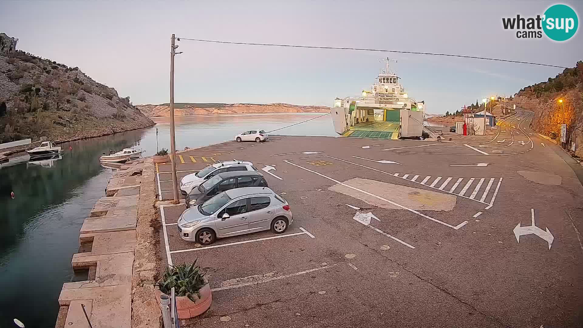 Spletna kamera trajektno pristanišče Prizna – proti otoku Pag