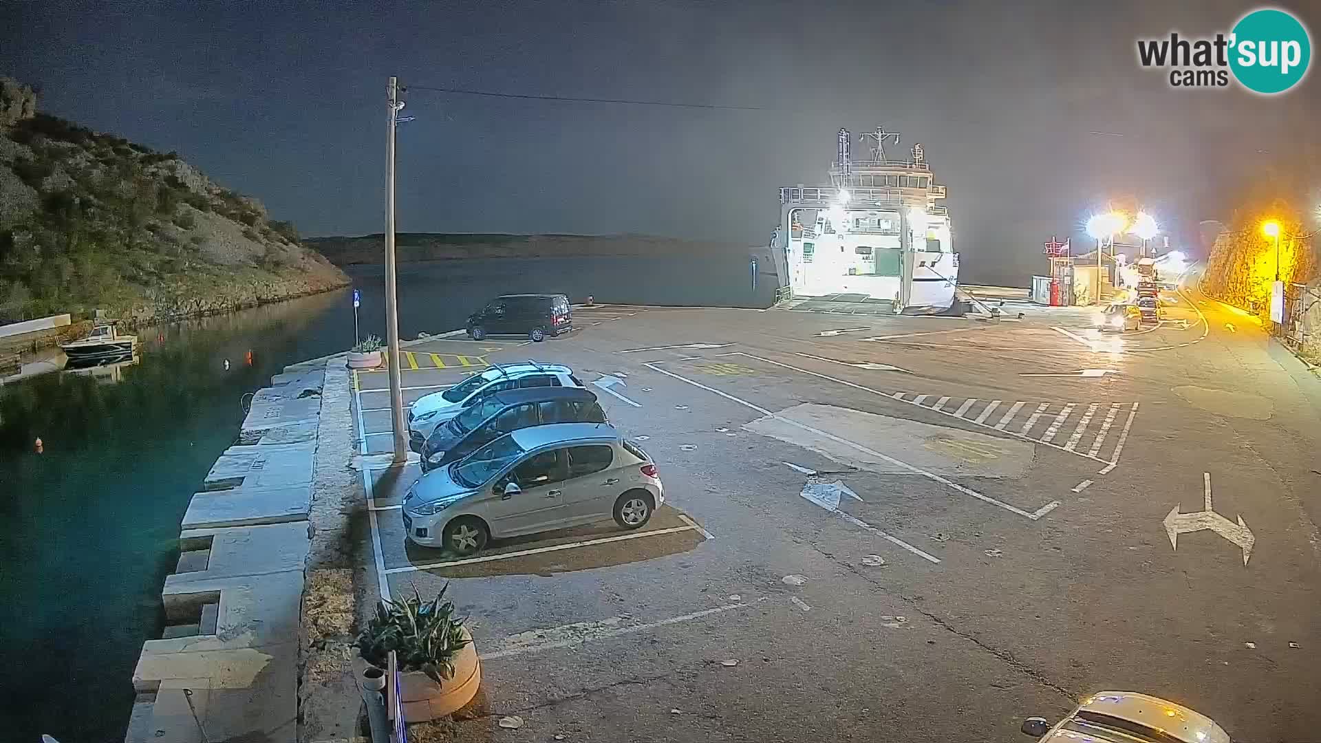 Spletna kamera trajektno pristanišče Prizna – proti otoku Pag