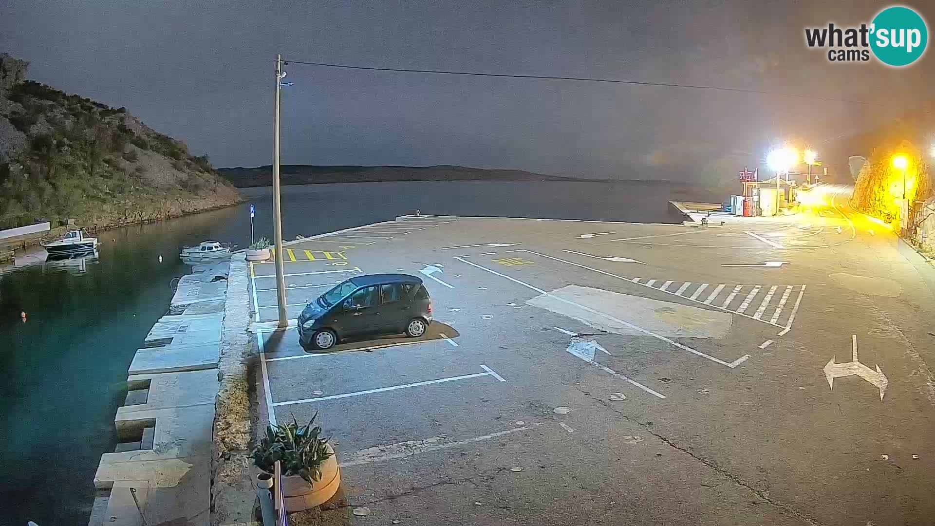 Spletna kamera trajektno pristanišče Prizna – proti otoku Pag