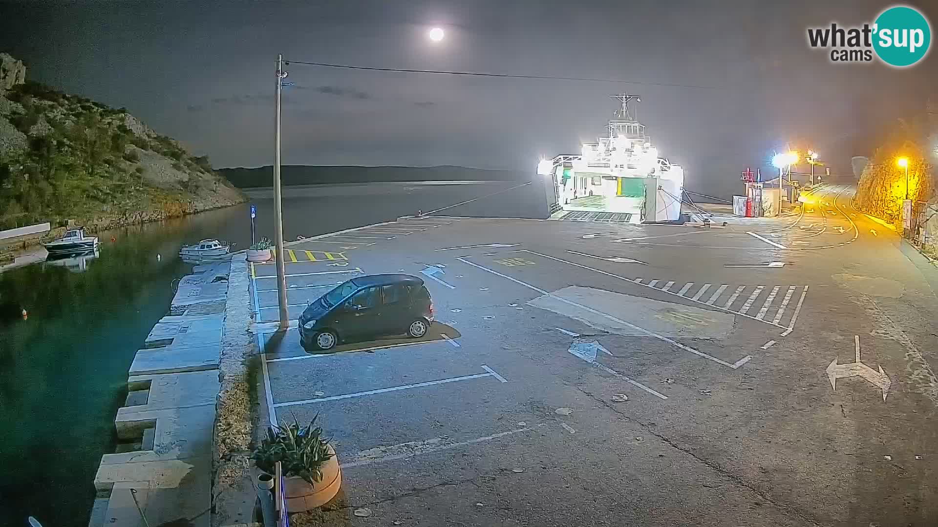 Spletna kamera trajektno pristanišče Prizna – proti otoku Pag