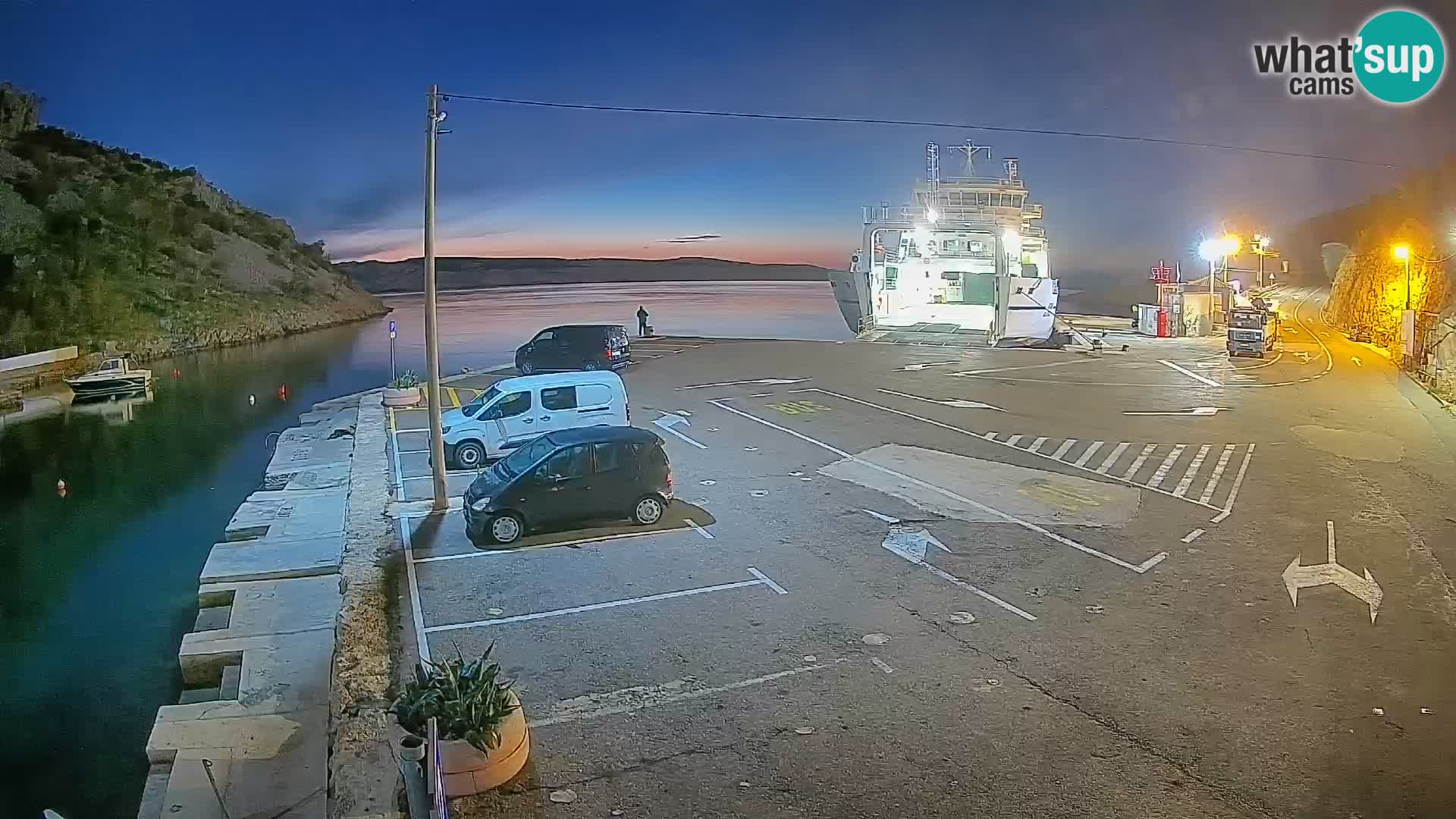 Spletna kamera trajektno pristanišče Prizna – proti otoku Pag