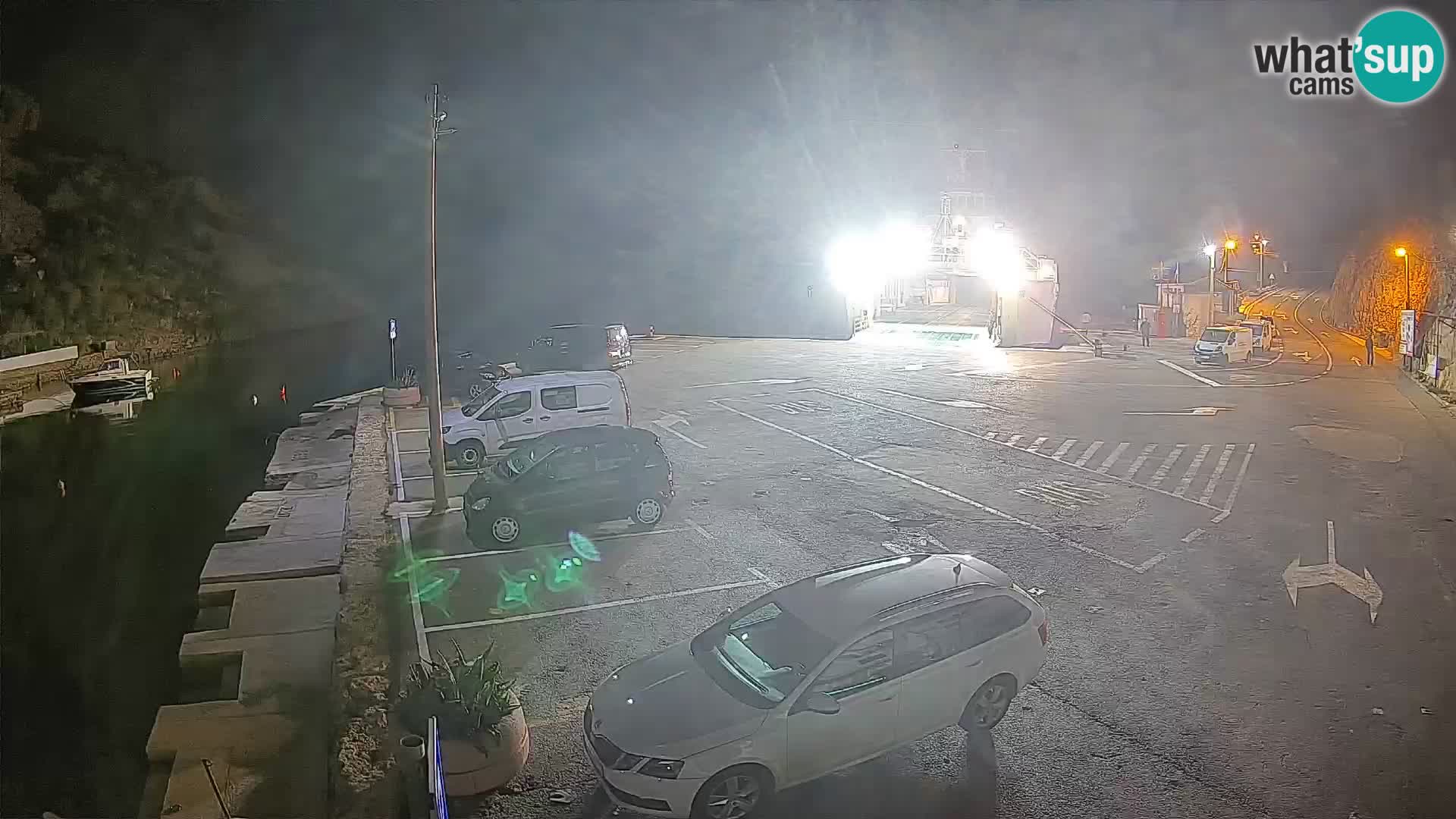 Spletna kamera trajektno pristanišče Prizna – proti otoku Pag