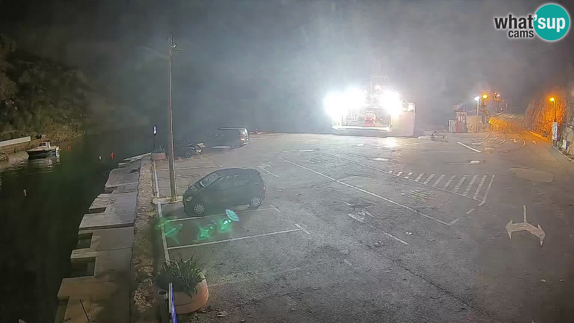 Spletna kamera trajektno pristanišče Prizna – proti otoku Pag