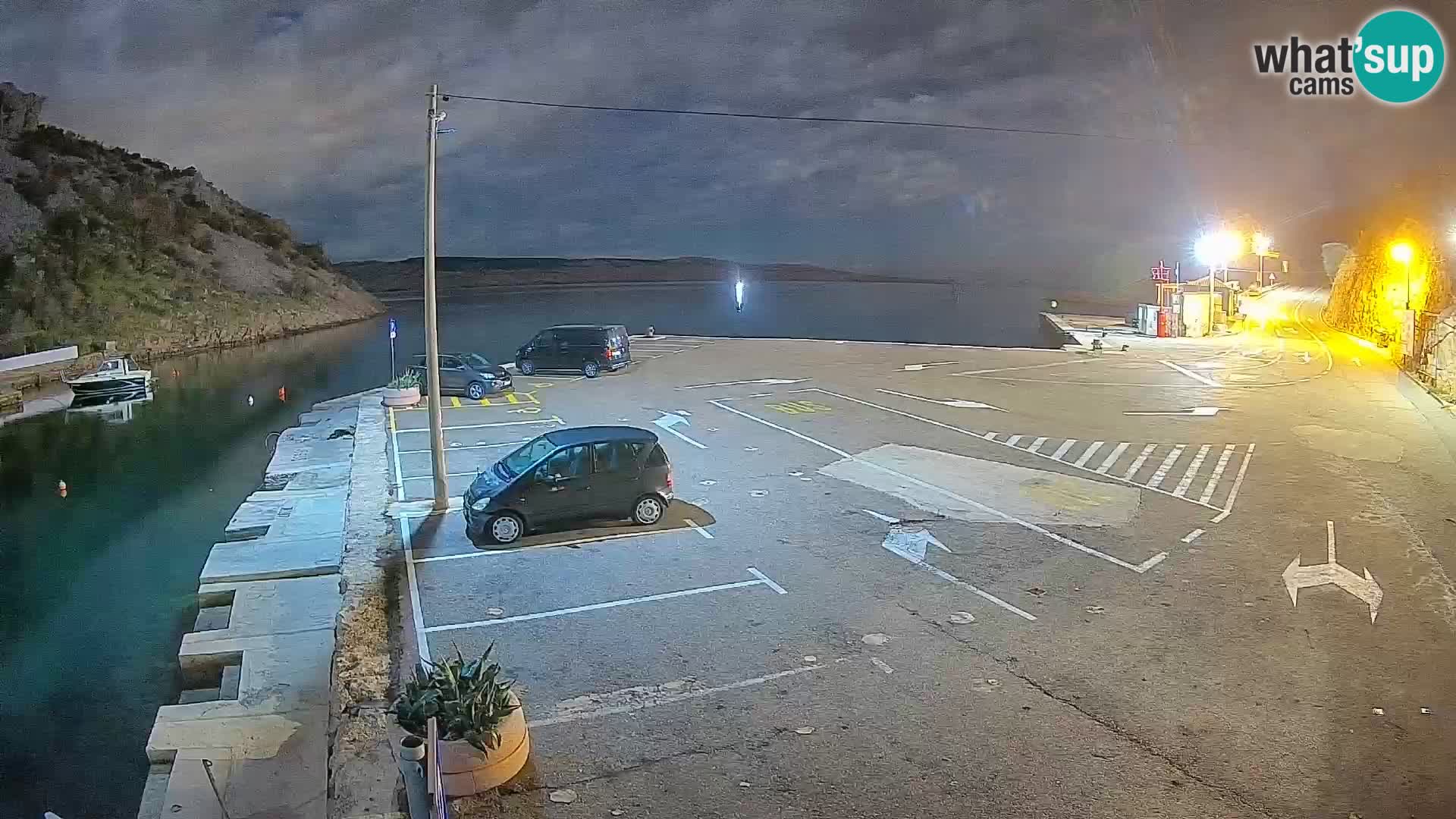 Spletna kamera trajektno pristanišče Prizna – proti otoku Pag