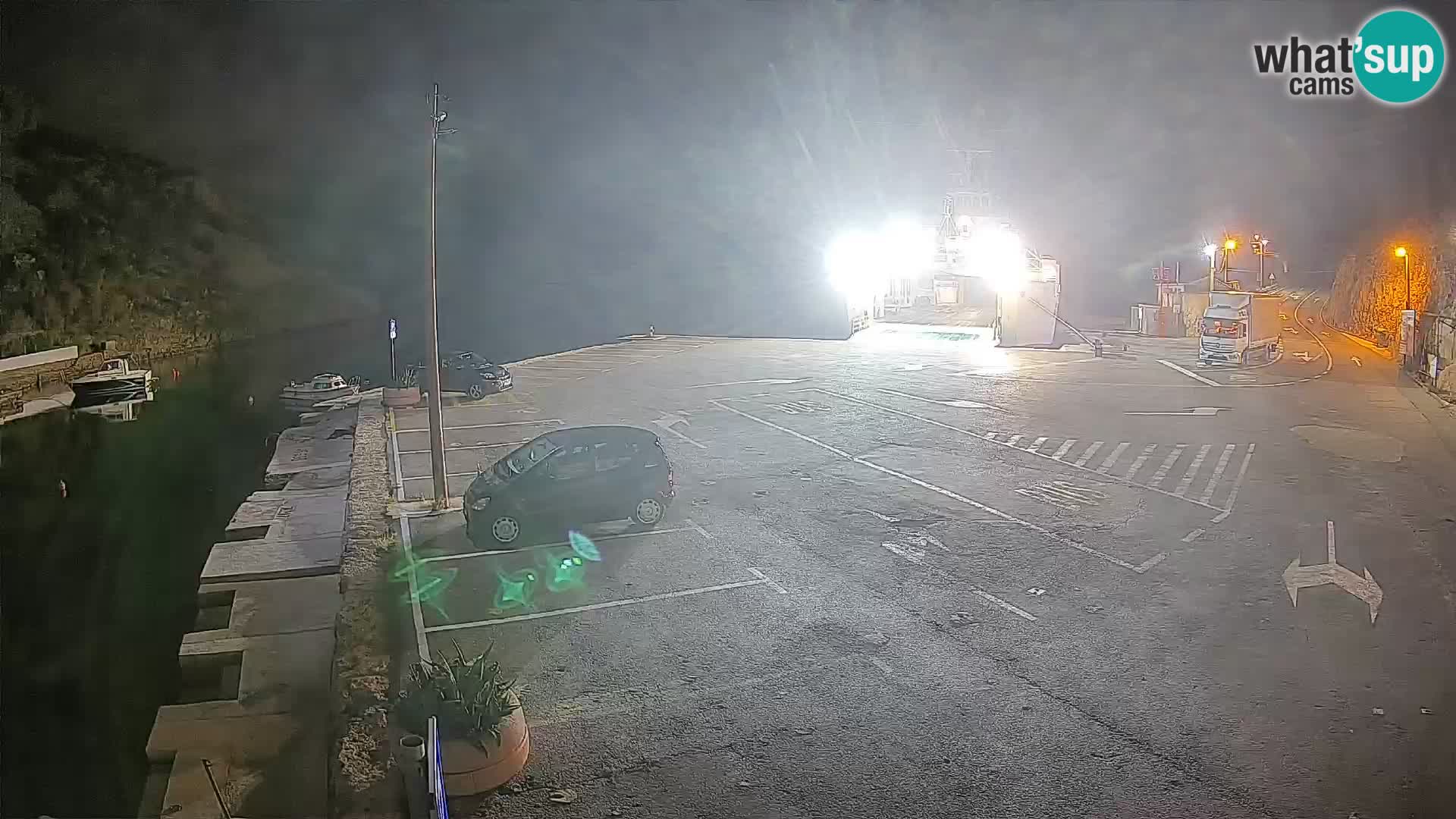 Spletna kamera trajektno pristanišče Prizna – proti otoku Pag