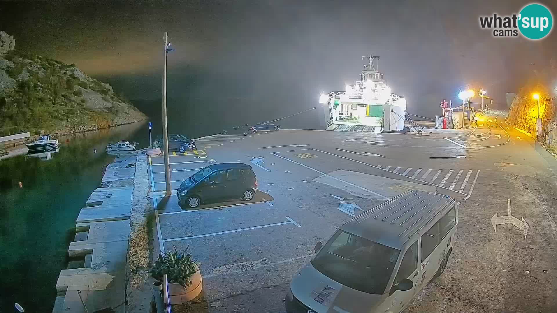 Spletna kamera trajektno pristanišče Prizna – proti otoku Pag