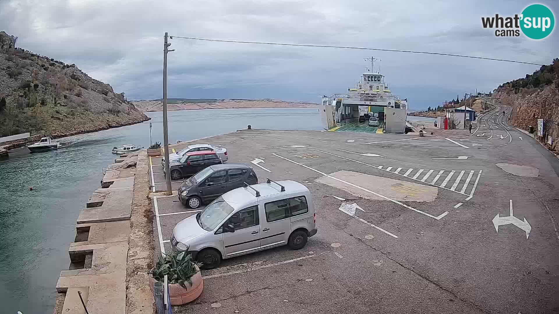 Spletna kamera trajektno pristanišče Prizna – proti otoku Pag