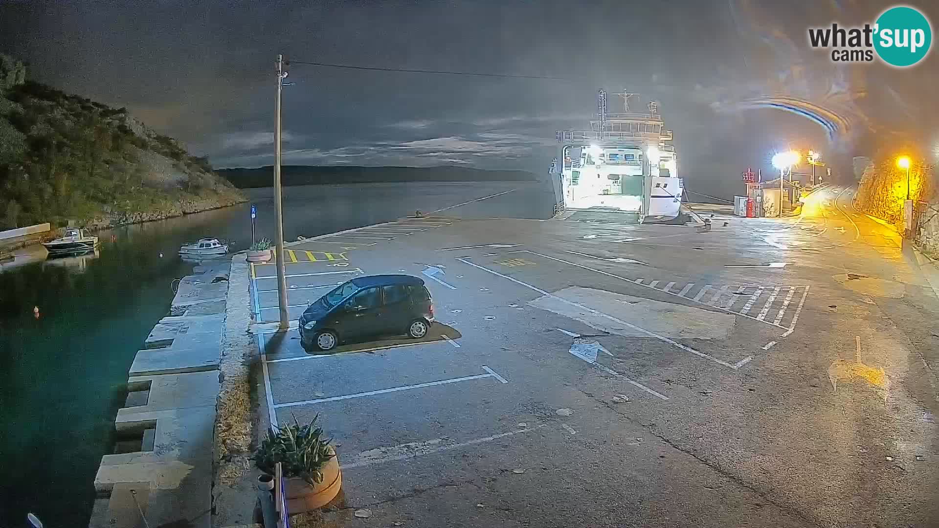 Spletna kamera trajektno pristanišče Prizna – proti otoku Pag