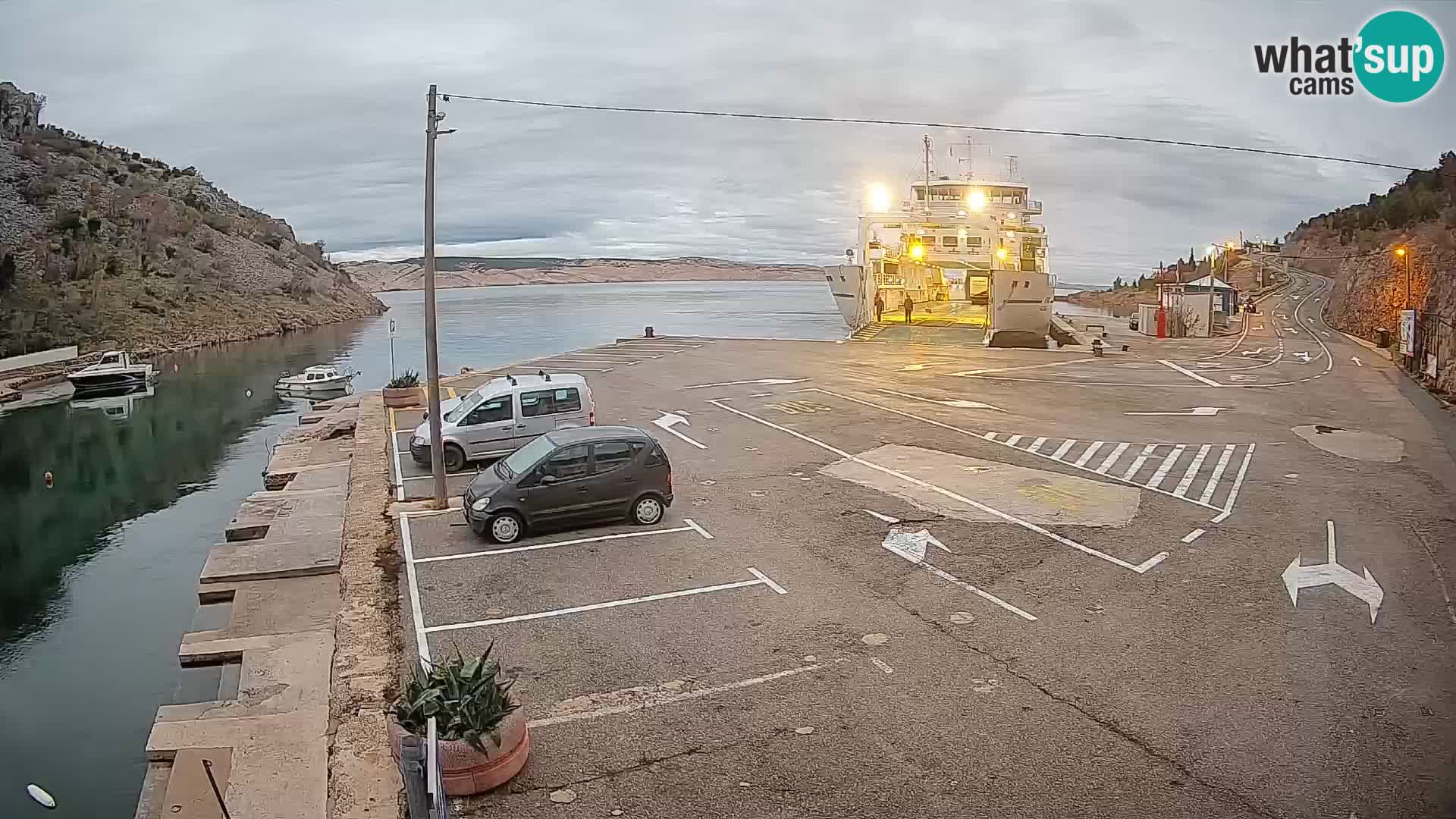 Webcam del puerto de ferris de Prizna – hacia la isla de Pag