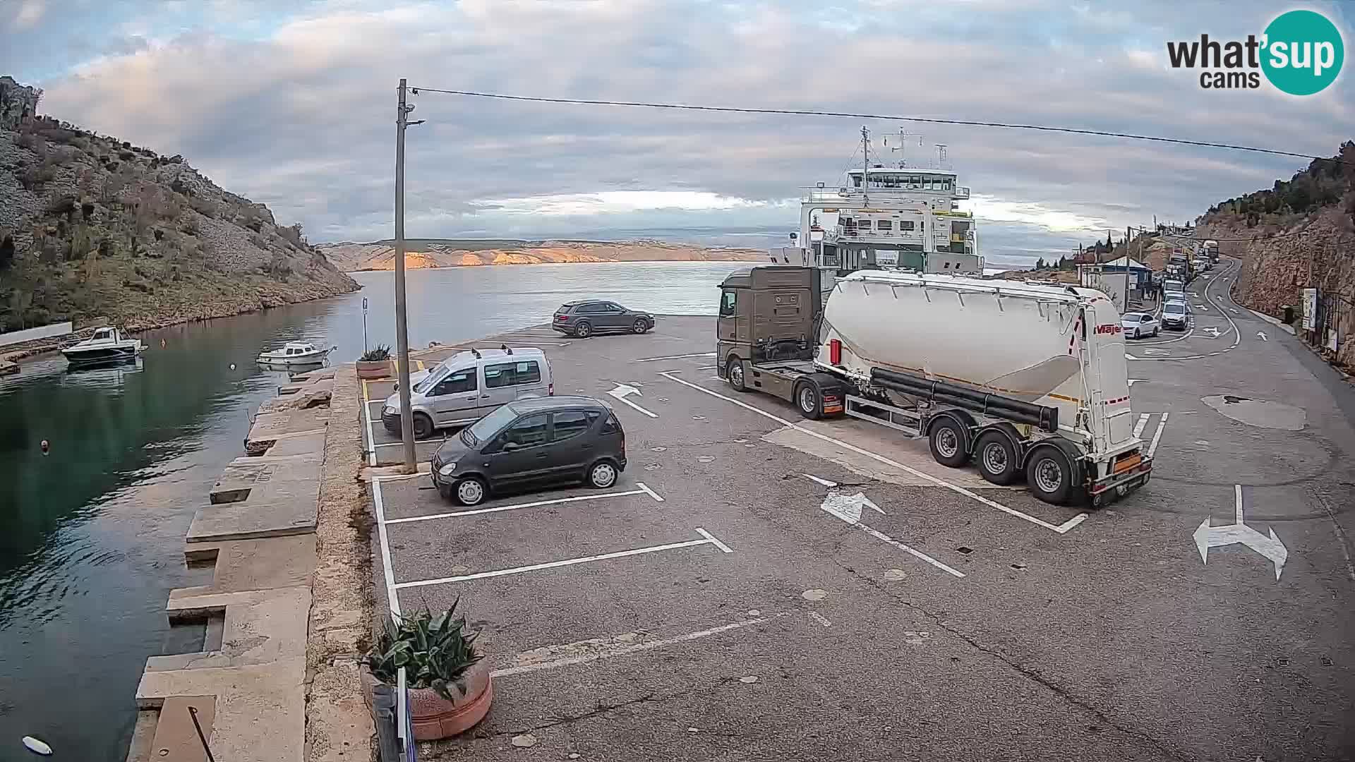 Webcam del puerto de ferris de Prizna – hacia la isla de Pag