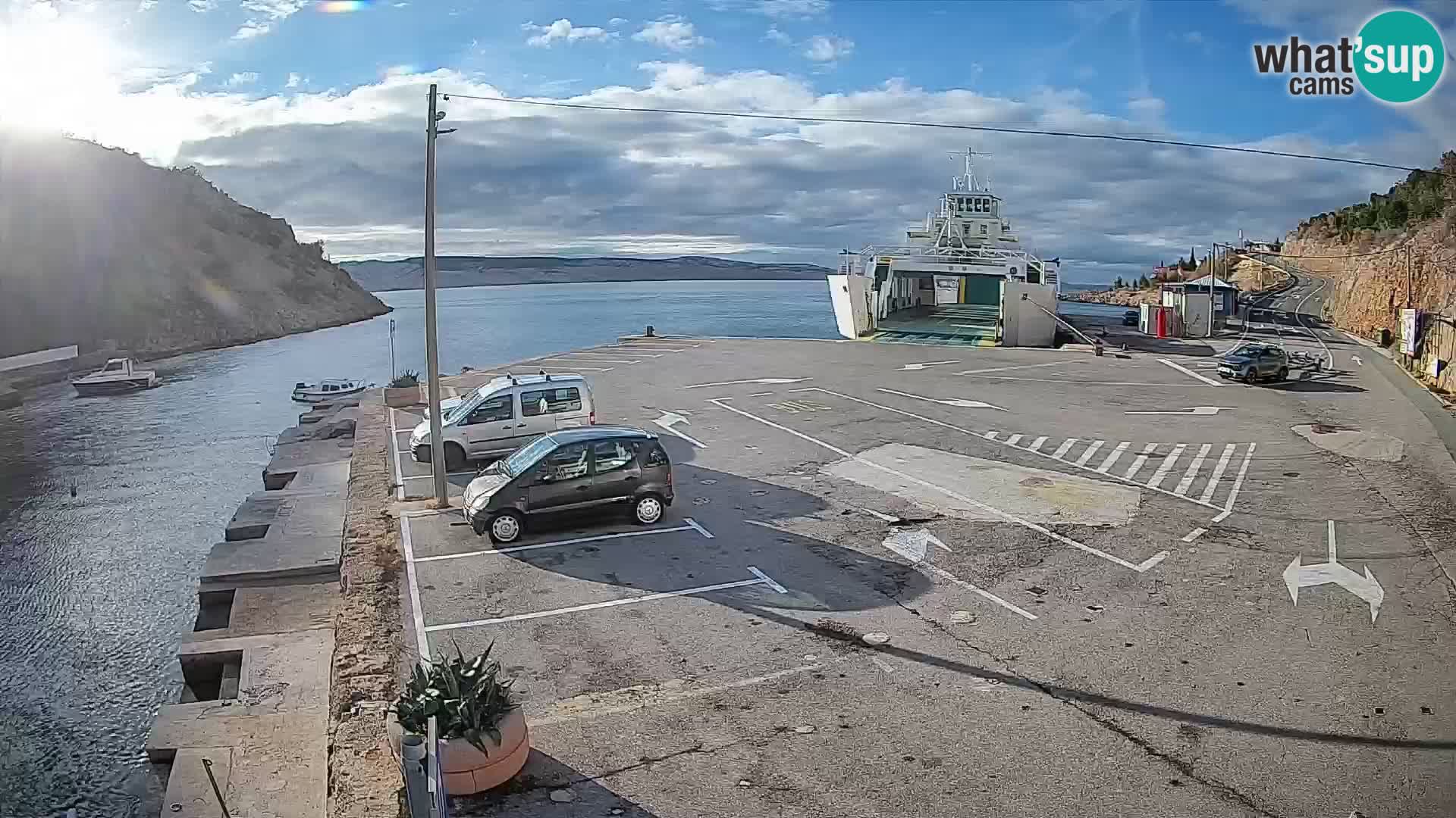 Spletna kamera trajektno pristanišče Prizna – proti otoku Pag