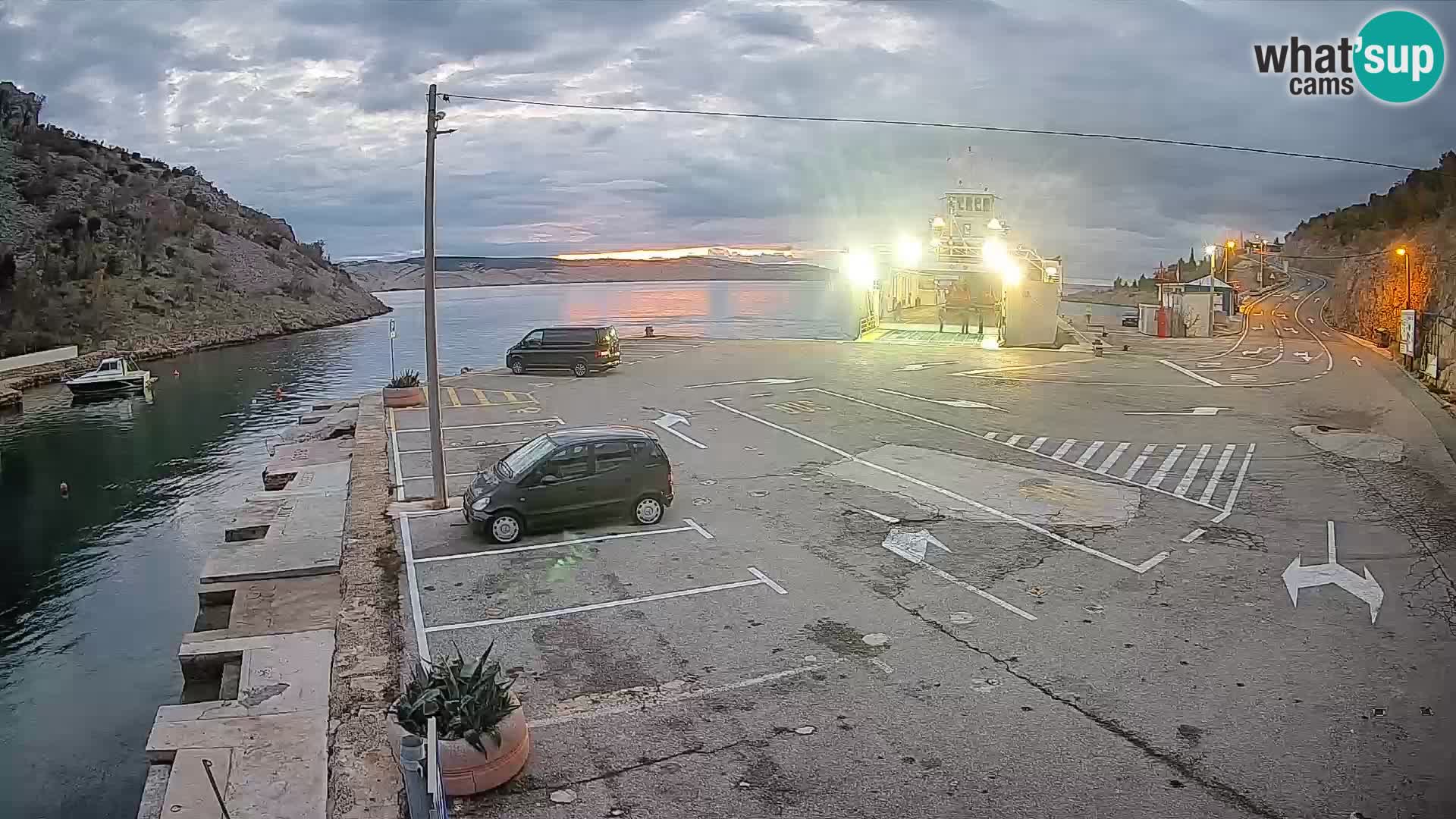 Webcam del puerto de ferris de Prizna – hacia la isla de Pag