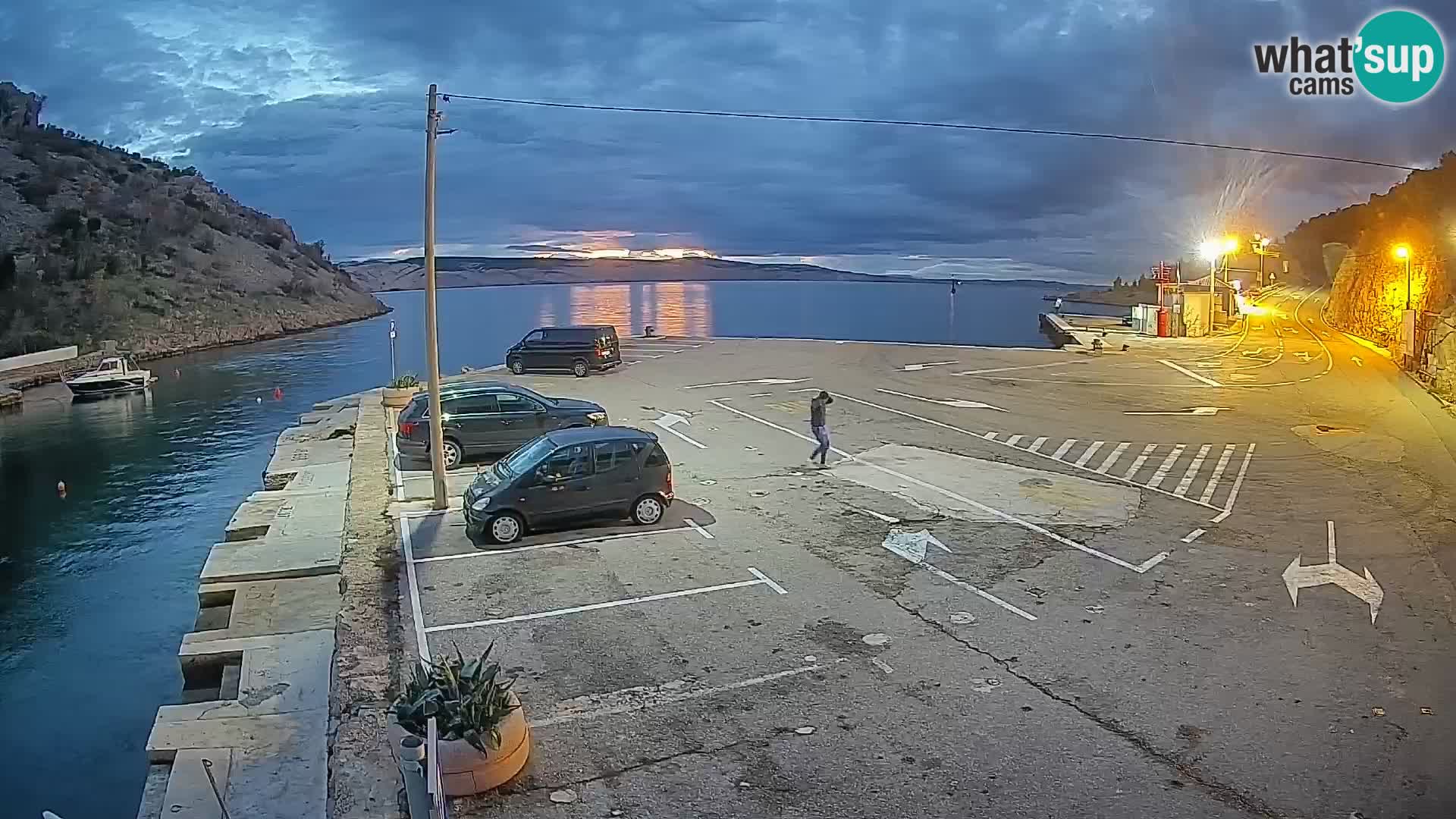 Spletna kamera trajektno pristanišče Prizna – proti otoku Pag