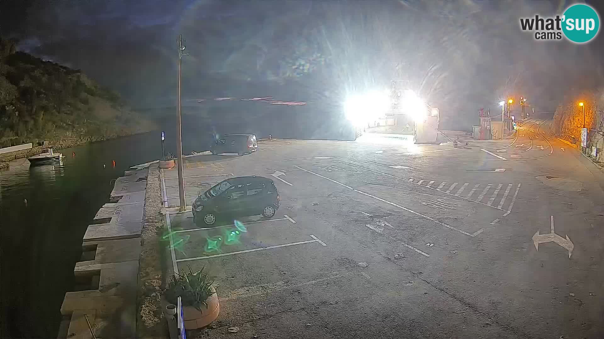 Spletna kamera trajektno pristanišče Prizna – proti otoku Pag