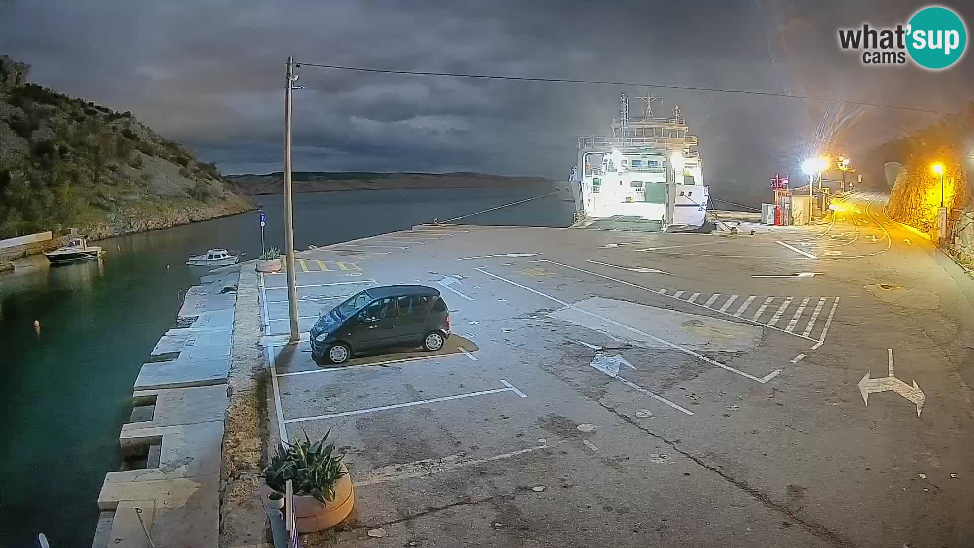 Spletna kamera trajektno pristanišče Prizna – proti otoku Pag