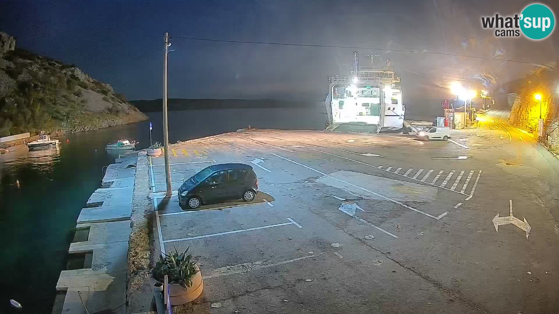 Spletna kamera trajektno pristanišče Prizna – proti otoku Pag