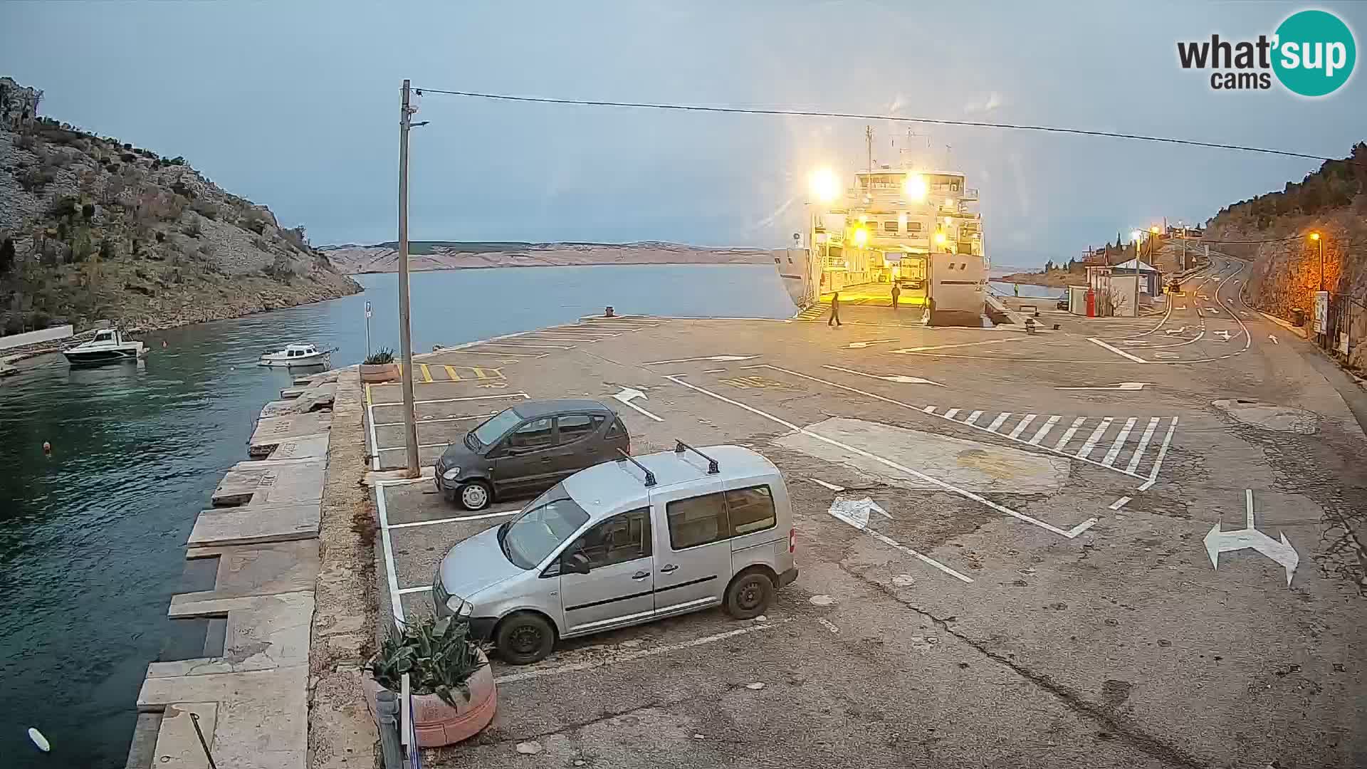 Webcam del puerto de ferris de Prizna – hacia la isla de Pag
