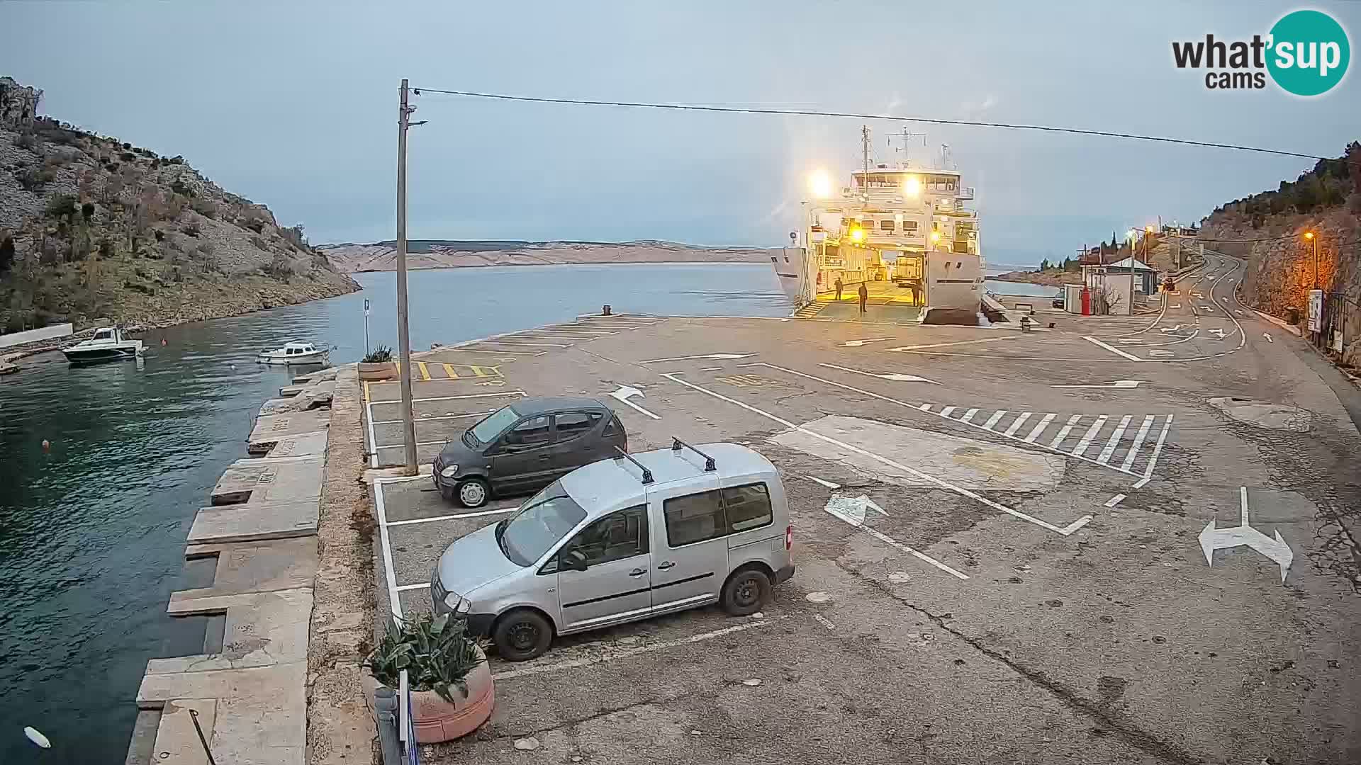 Spletna kamera trajektno pristanišče Prizna – proti otoku Pag