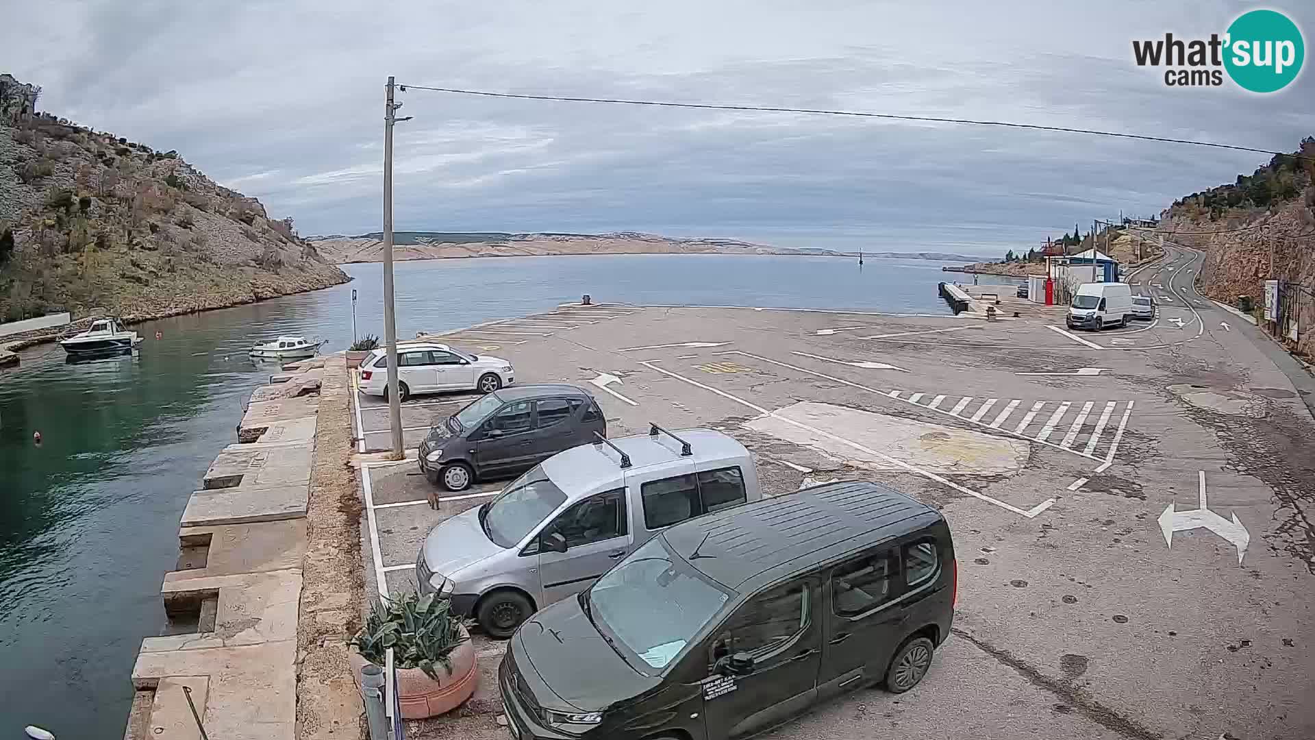 Spletna kamera trajektno pristanišče Prizna – proti otoku Pag