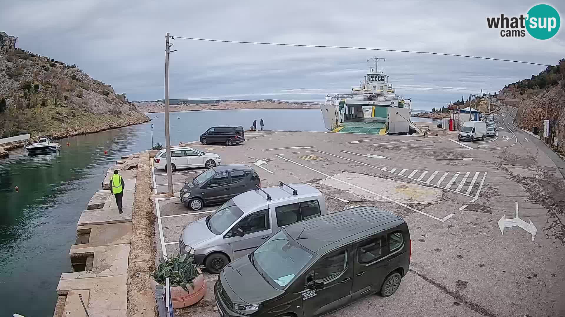 Spletna kamera trajektno pristanišče Prizna – proti otoku Pag