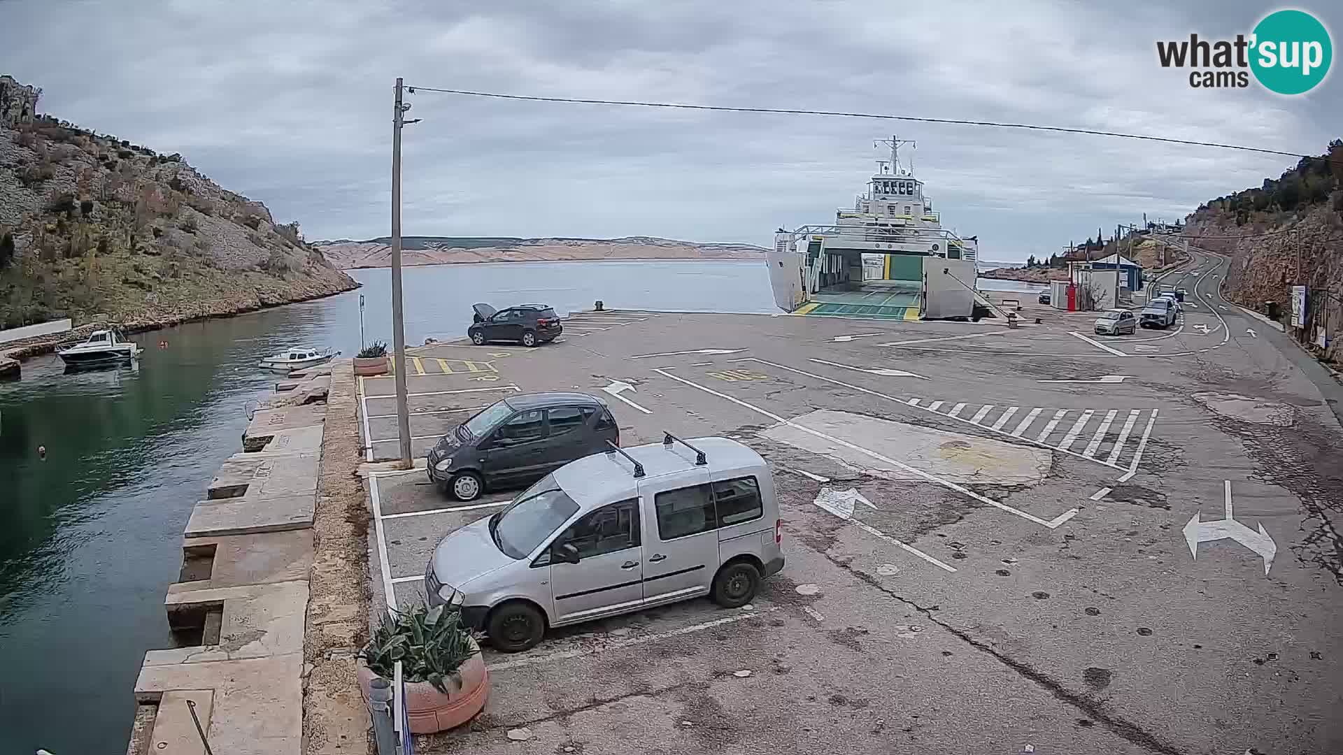 Spletna kamera trajektno pristanišče Prizna – proti otoku Pag