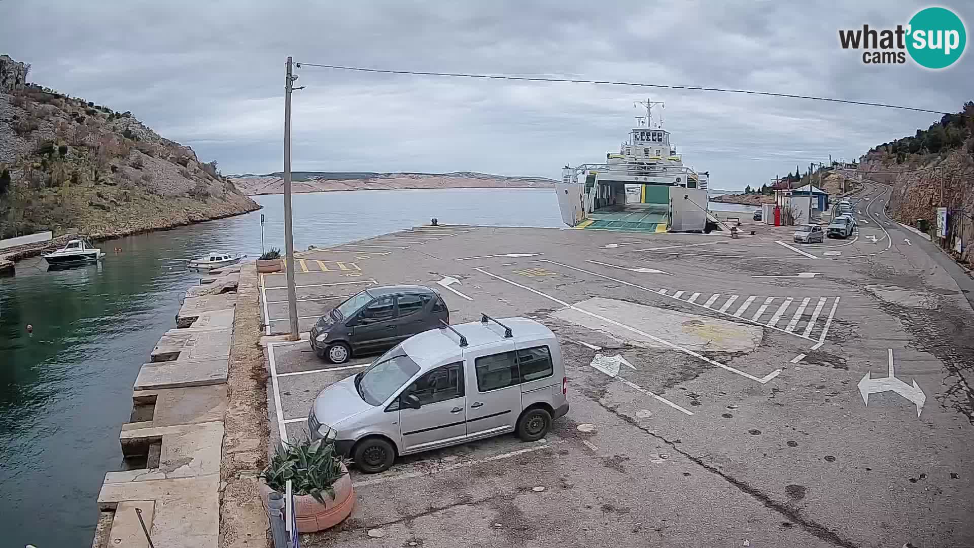 Spletna kamera trajektno pristanišče Prizna – proti otoku Pag