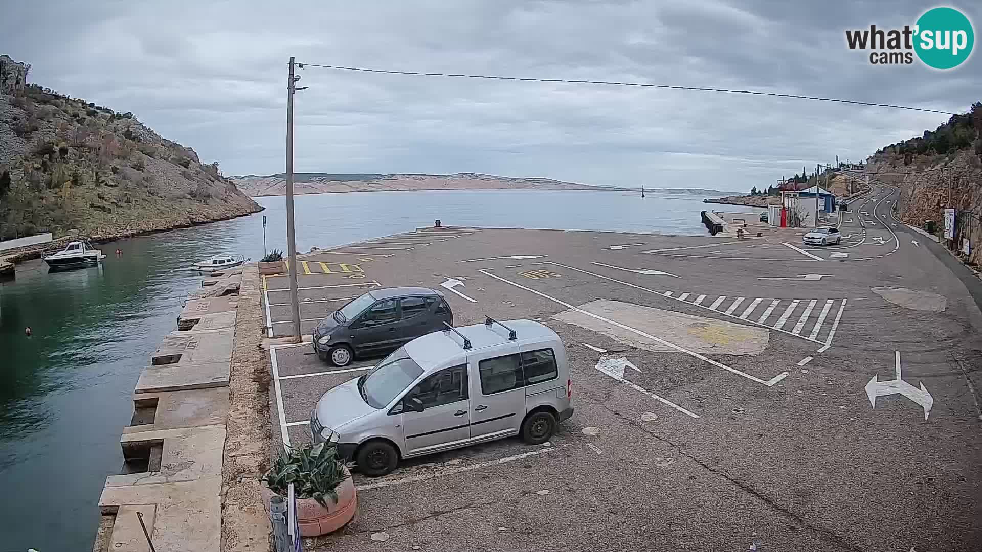 Spletna kamera trajektno pristanišče Prizna – proti otoku Pag