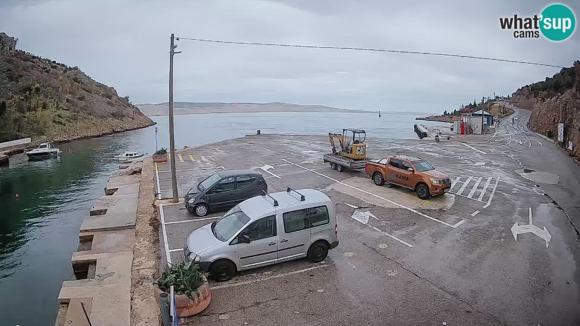 Spletna kamera trajektno pristanišče Prizna – proti otoku Pag