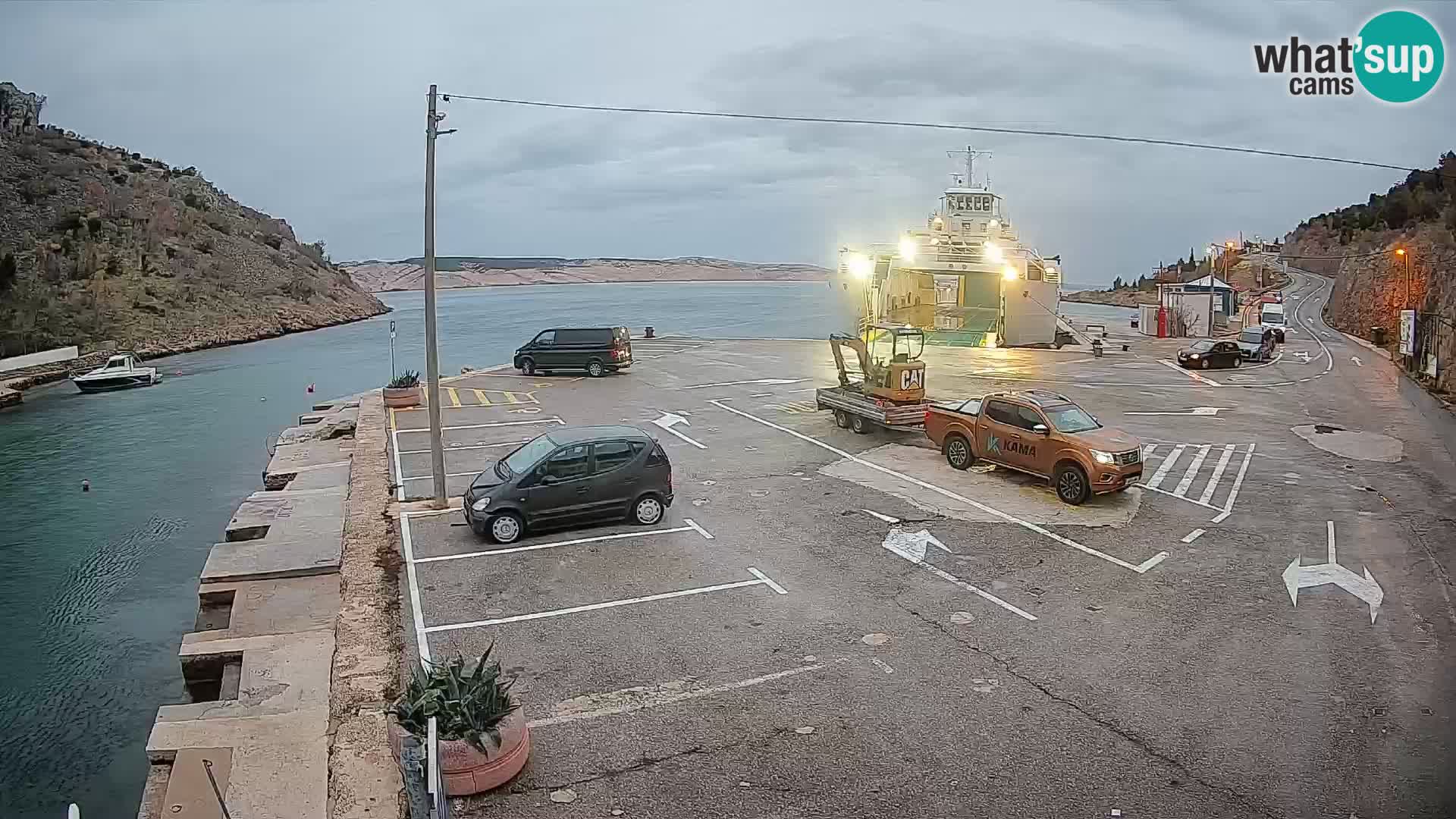 Spletna kamera trajektno pristanišče Prizna – proti otoku Pag