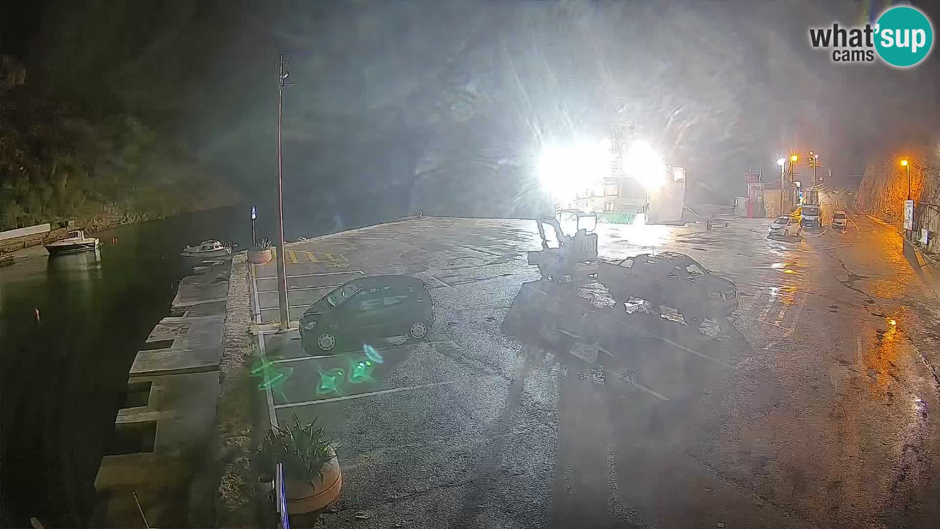 Spletna kamera trajektno pristanišče Prizna – proti otoku Pag