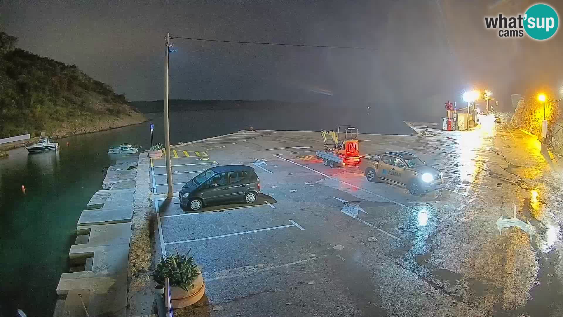 Spletna kamera trajektno pristanišče Prizna – proti otoku Pag