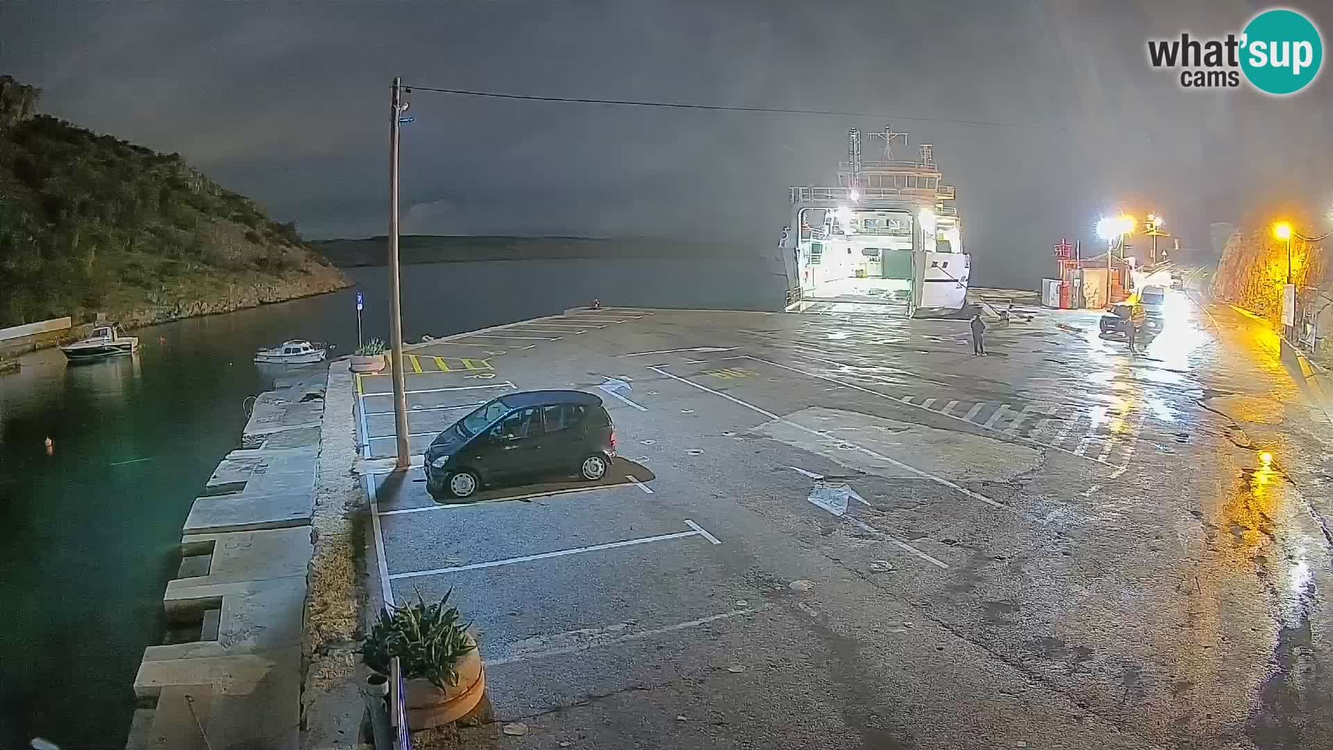 Spletna kamera trajektno pristanišče Prizna – proti otoku Pag