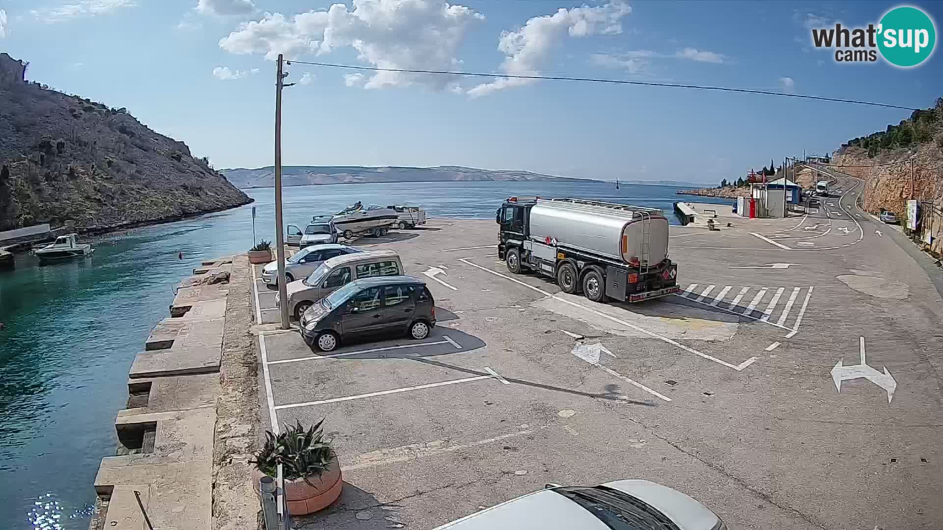 Spletna kamera trajektno pristanišče Prizna – proti otoku Pag