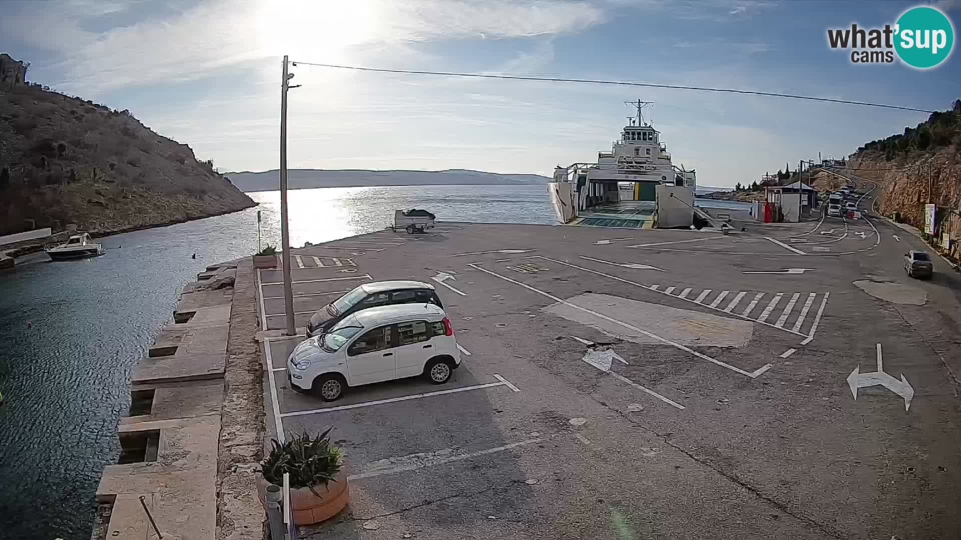 Spletna kamera trajektno pristanišče Prizna – proti otoku Pag