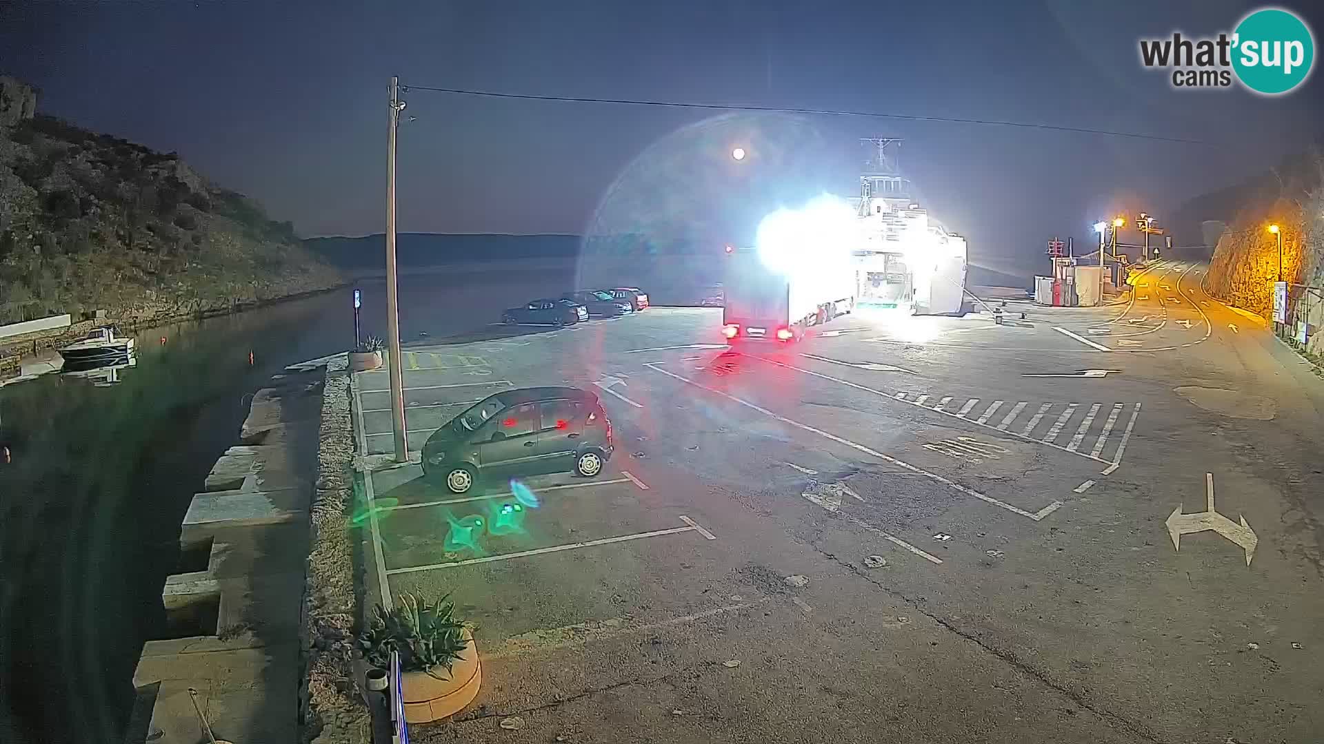 Spletna kamera trajektno pristanišče Prizna – proti otoku Pag