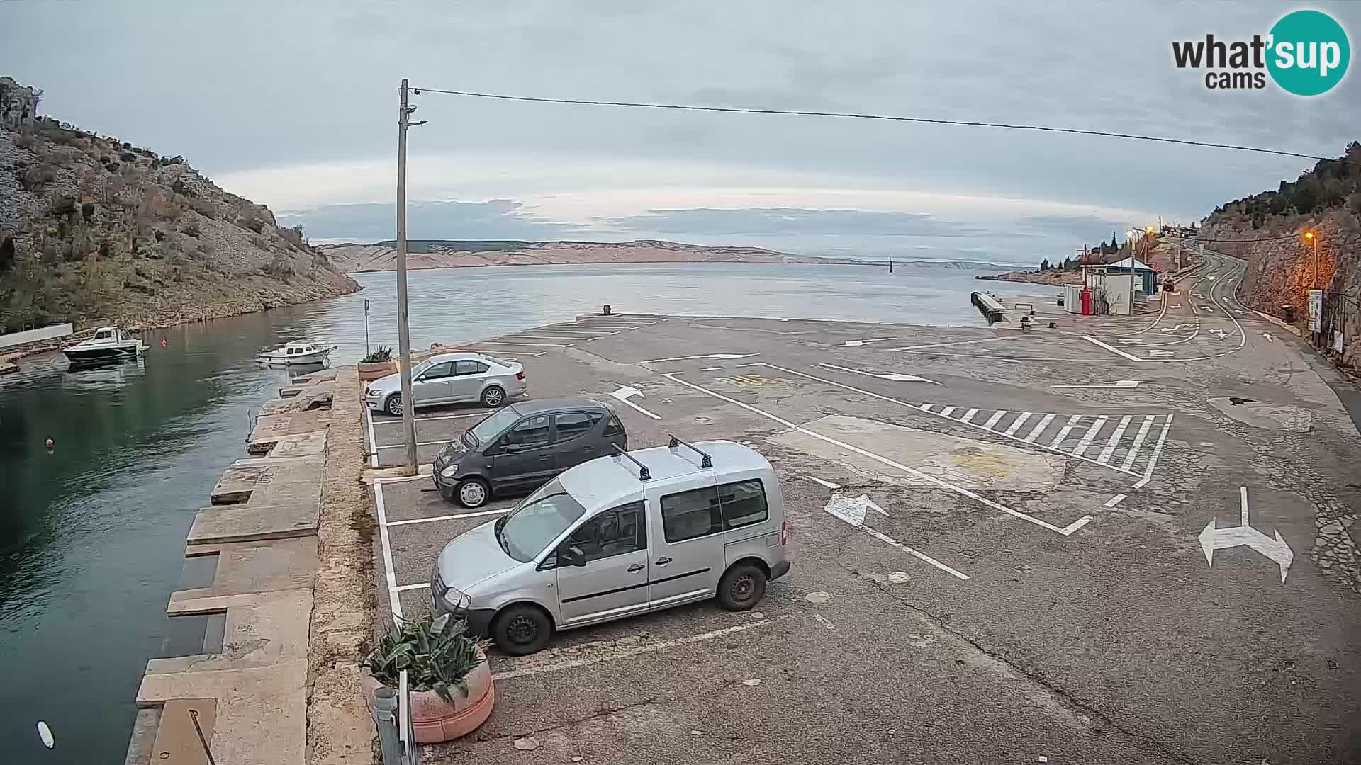 Spletna kamera trajektno pristanišče Prizna – proti otoku Pag