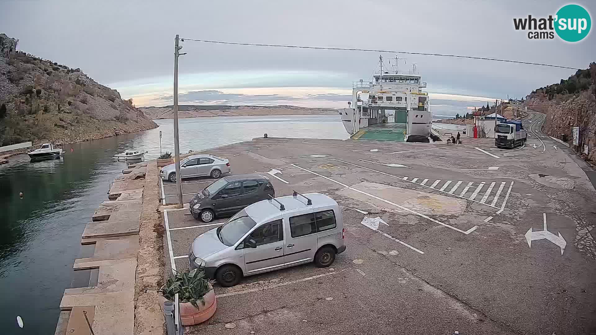 Web kamera trajektna luka Prizna – prema otoku Pag