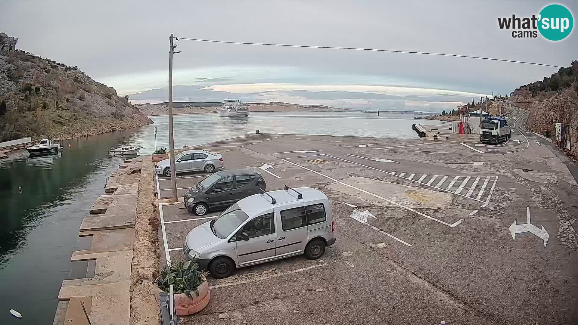 Web kamera trajektna luka Prizna – prema otoku Pag