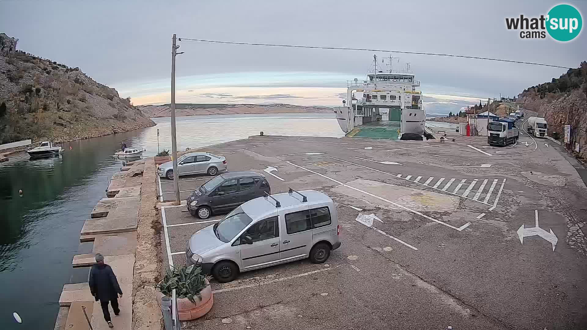 Spletna kamera trajektno pristanišče Prizna – proti otoku Pag