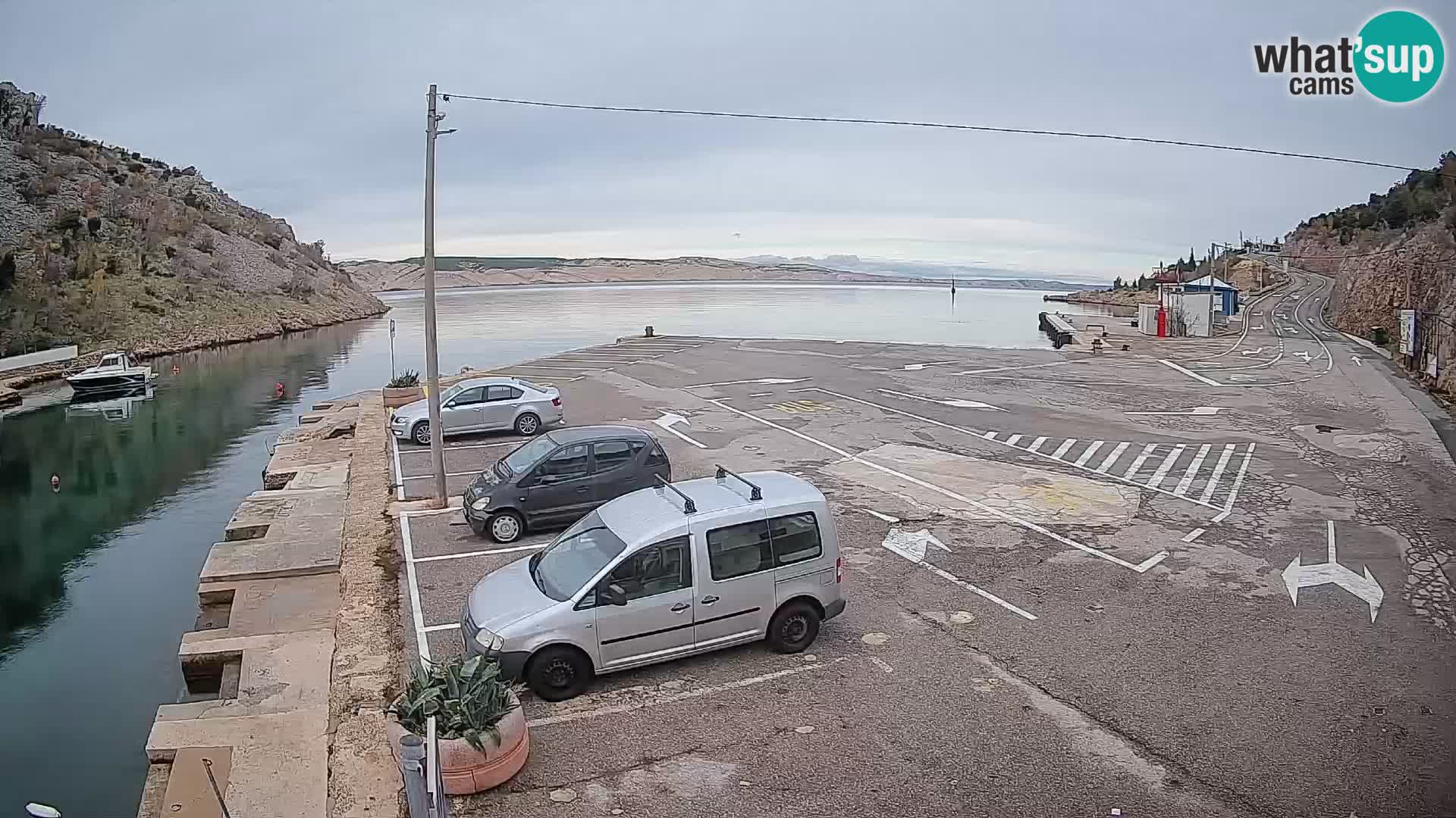 Spletna kamera trajektno pristanišče Prizna – proti otoku Pag