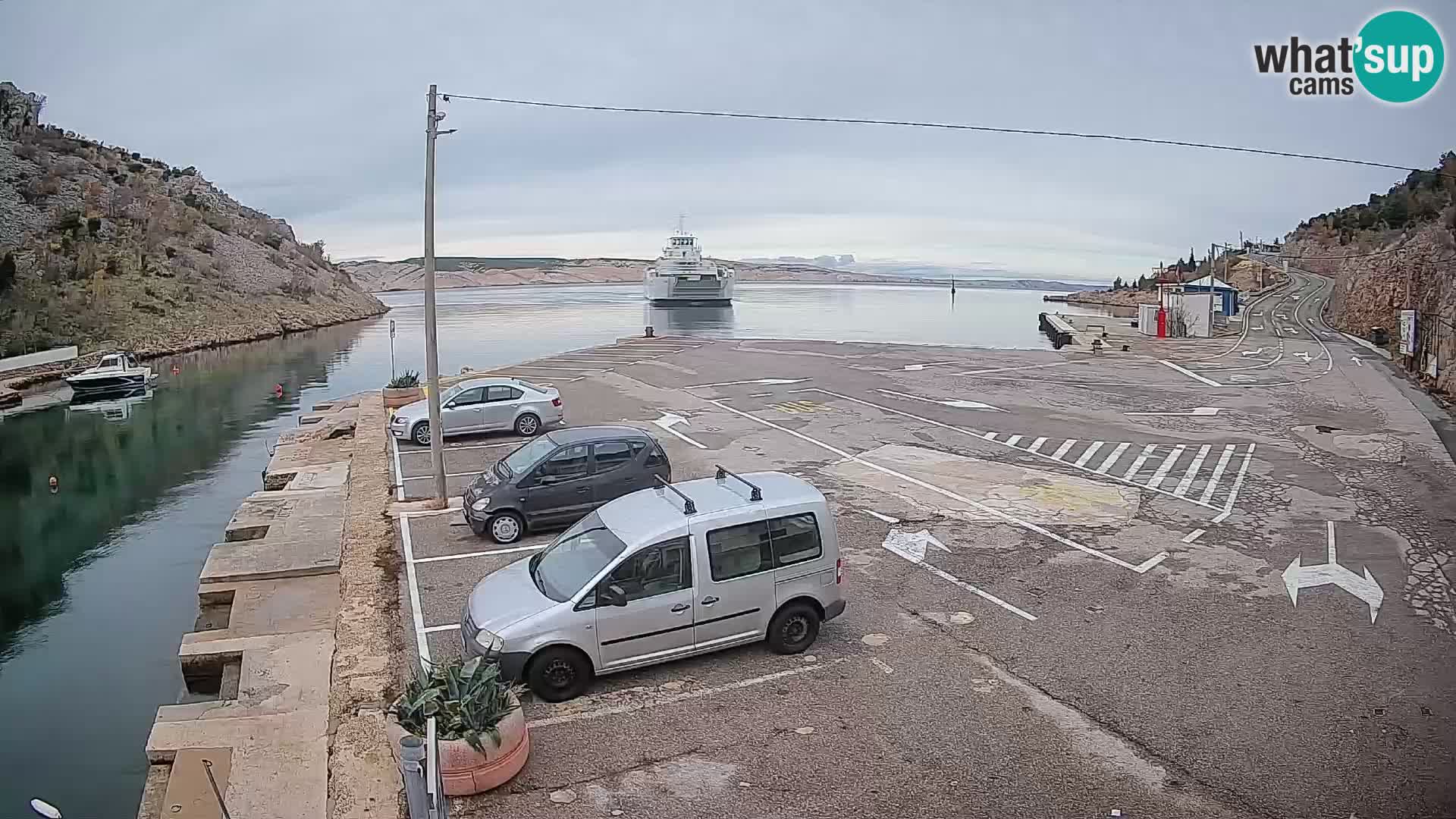 Spletna kamera trajektno pristanišče Prizna – proti otoku Pag