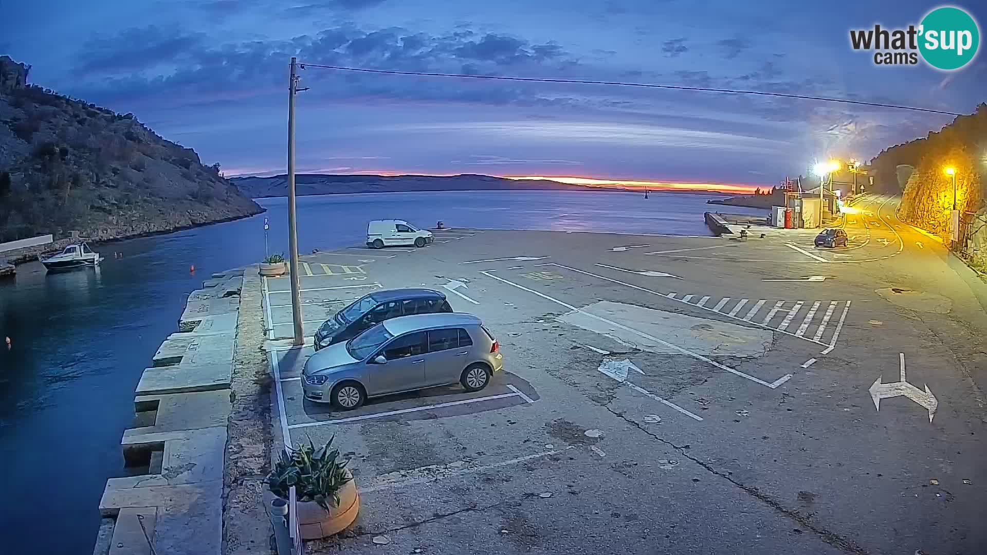 Spletna kamera trajektno pristanišče Prizna – proti otoku Pag